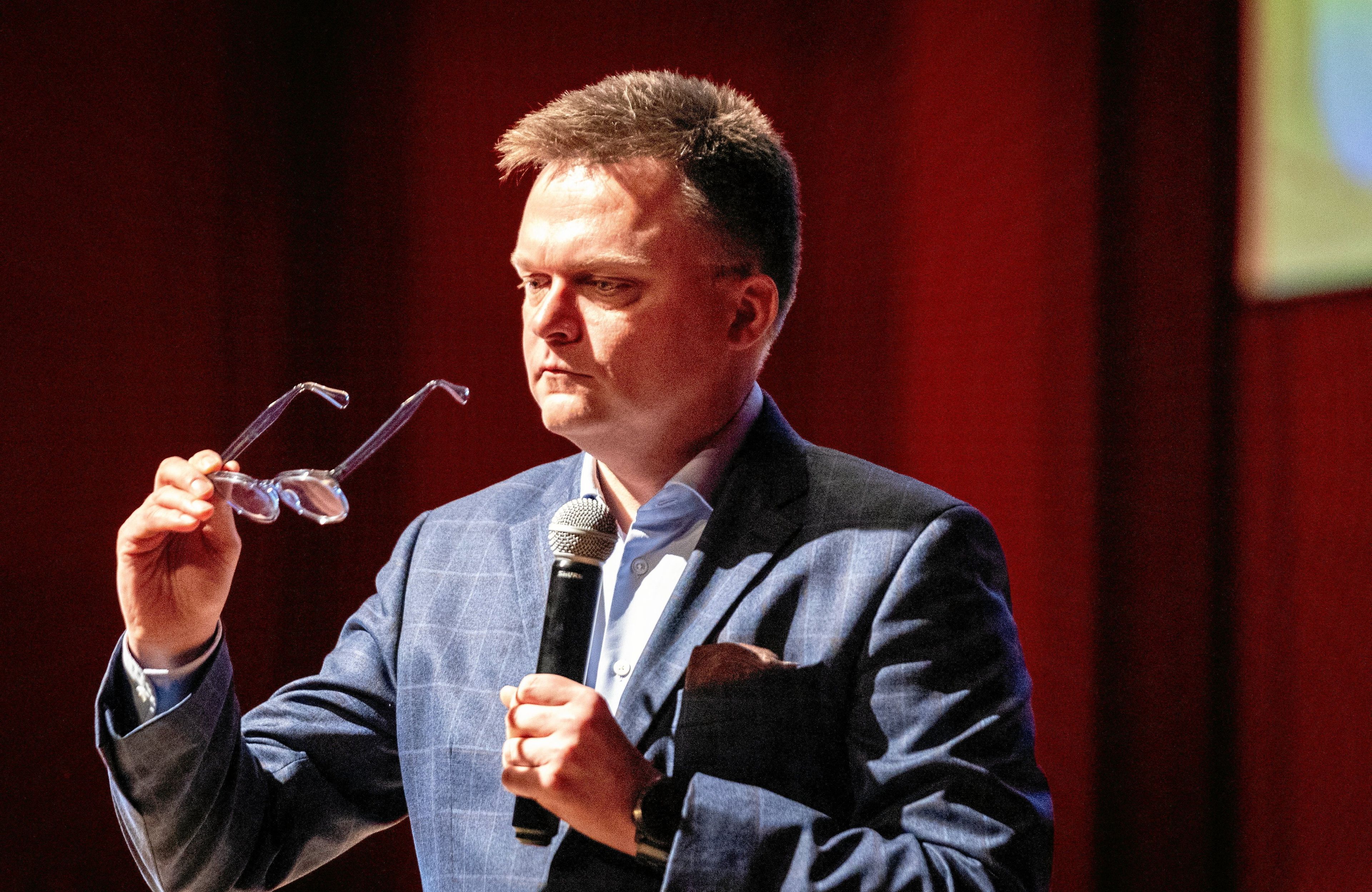 40-latek z gęstymi sterczącymi włosami, z okularami w ręku