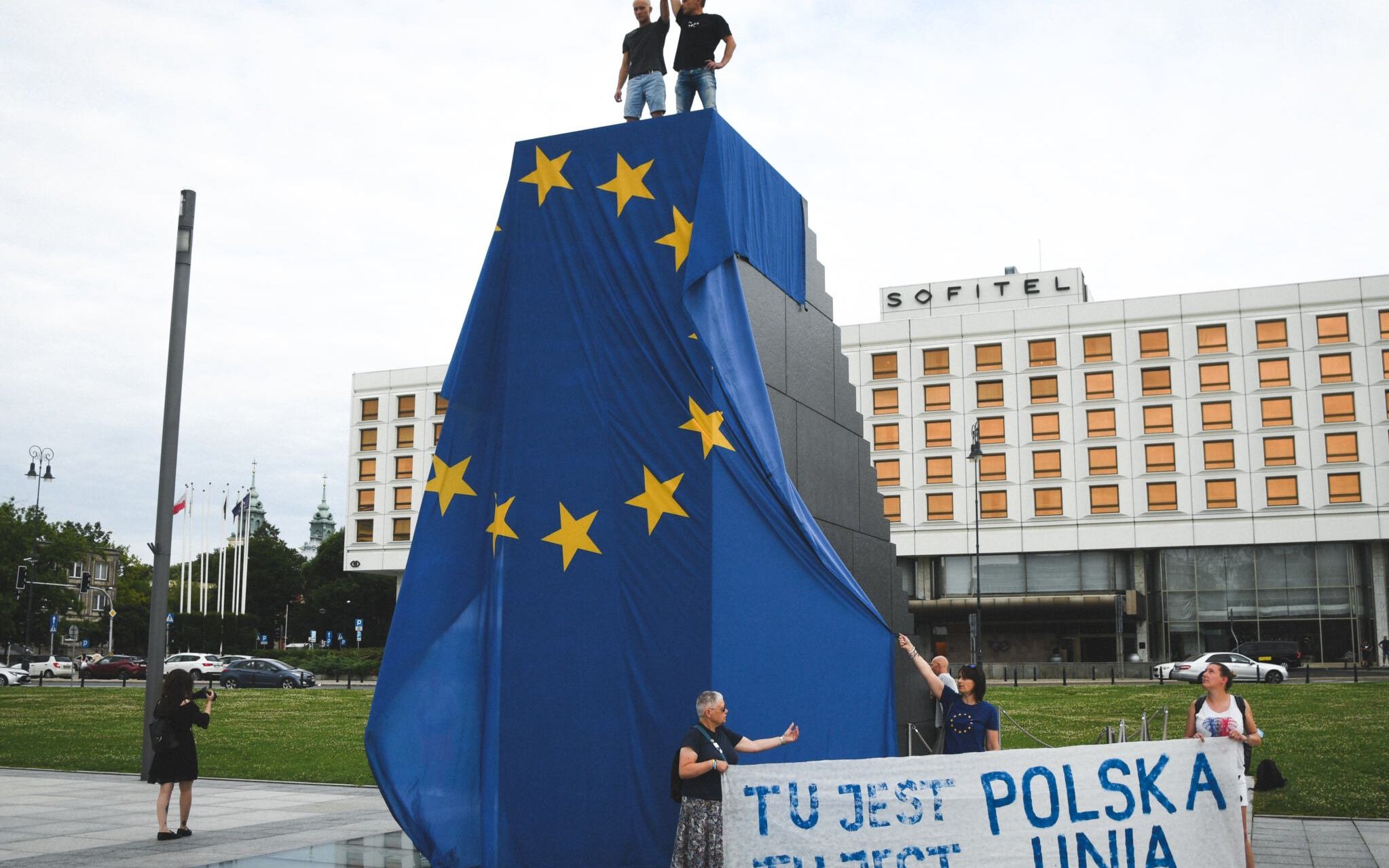 Warszawa, 22.07.2021. LBO wiesza flagę UE na pomniku smoleńskim