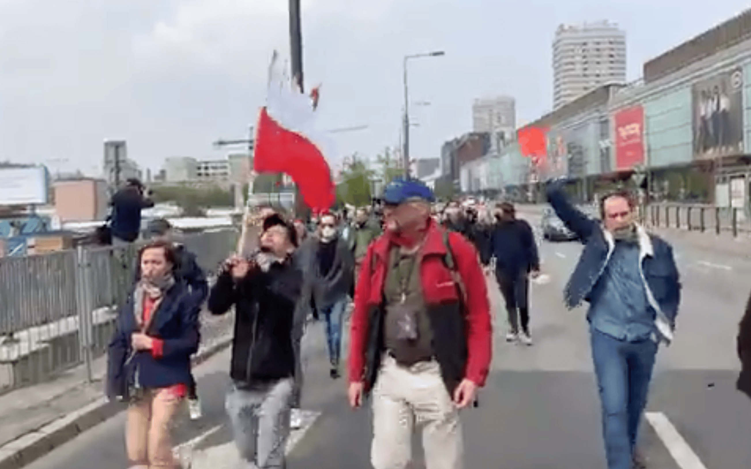 Grafika do artykułu Obrońcy demokracji i prawica razem przeciw rządowi PiS w czasie pandemii. Interweniowała policja