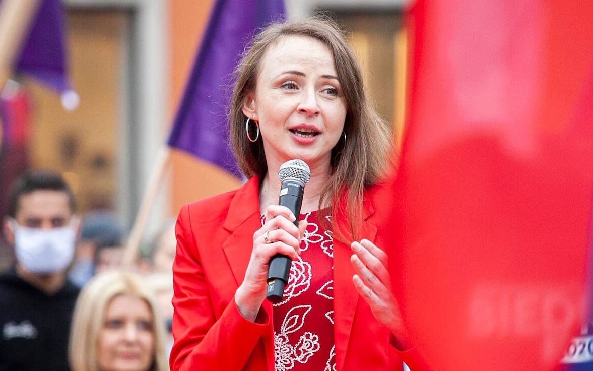 10.06.2020 Wroclaw , plac Solny . Beata Moskal - Slaniewska (L), poslanka Agnieszka Dziemianowicz - Bak (C) podczas wiecu wyborczego kandydata na stanowisko prezydenta RP Roberta Biedronia .
Fot. Tomasz Pietrzyk / Agencja Gazeta