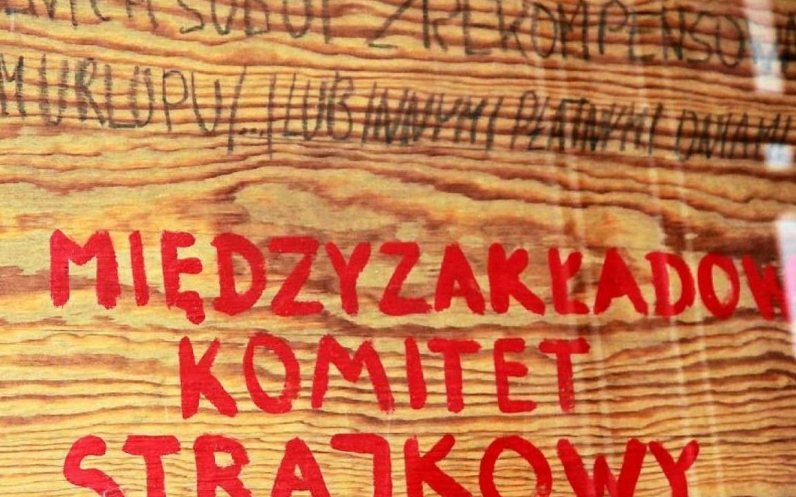 Grafika do artykułu Tablice z 21 postulatami notarialnie przekazane ECS. PiS chce to zaskarżyć do sądu