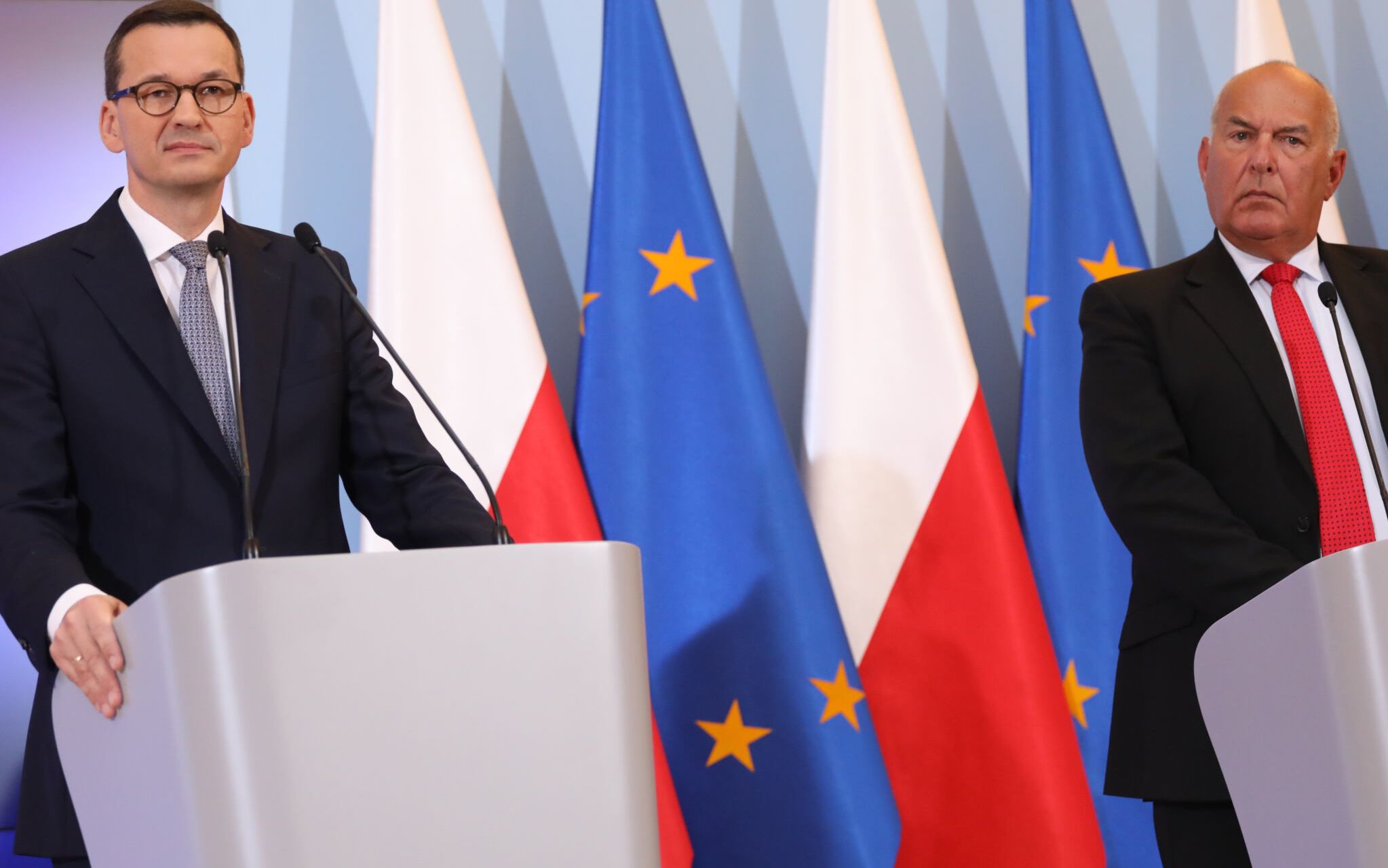 28.09.2020  Warszawa , Kancelaria Prezesa Rady Ministrow . Premier Mateusz Morawiecki (l) i minister finansow Tadeusz Koscinski (p) podczas konferencji prasowej po posiedzeniu rzadu .
Fot. Slawomir Kaminski / Agencja Gazeta