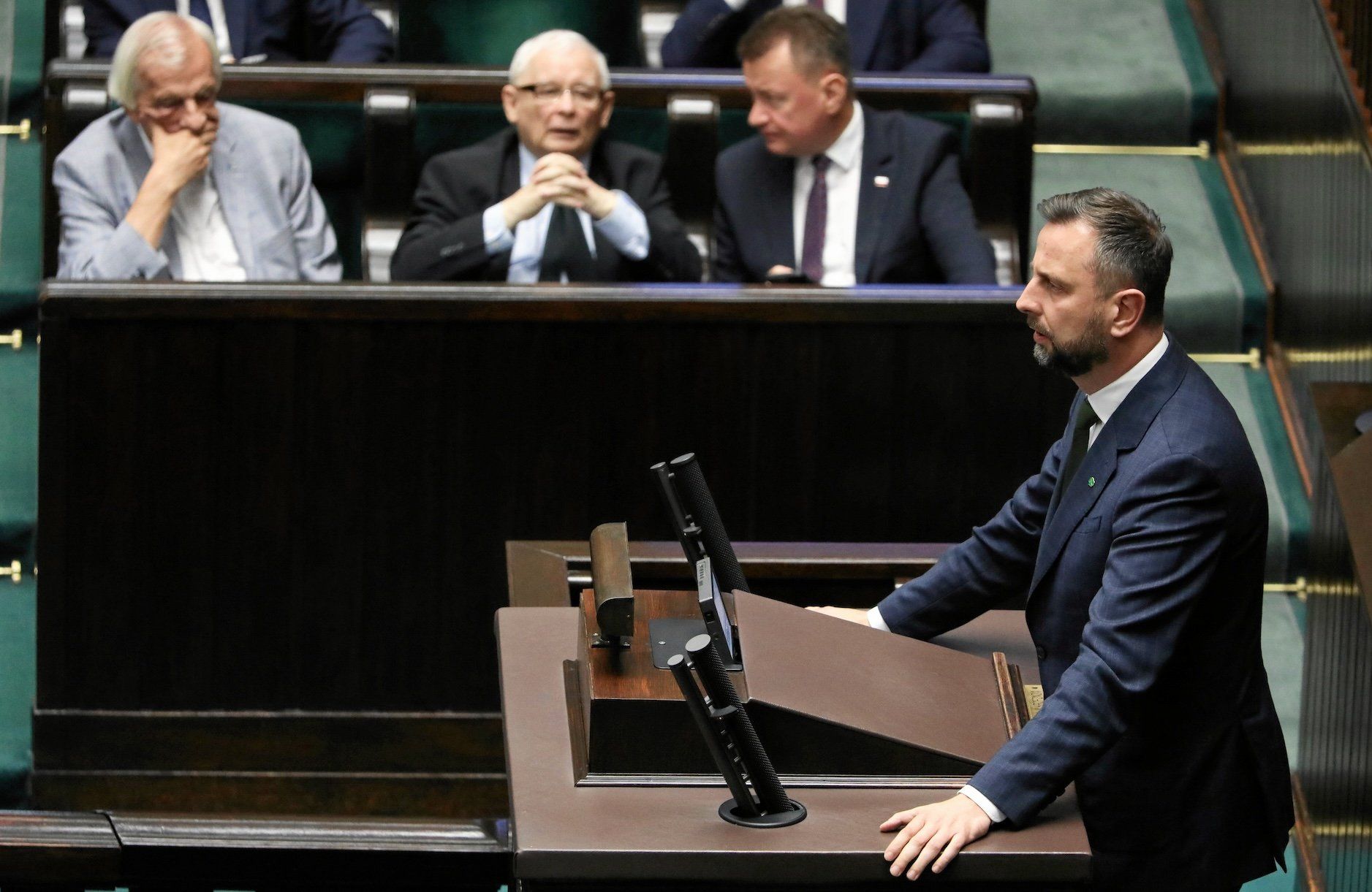 Władysław Kosiniak-Kamysz przemawia w Sejmie. Sportretowany z profilu, na dalszym planie w sejmowych ławach Ryszard Terlecki, Jarosław Kaczyński i Mariusz Błaszczak
