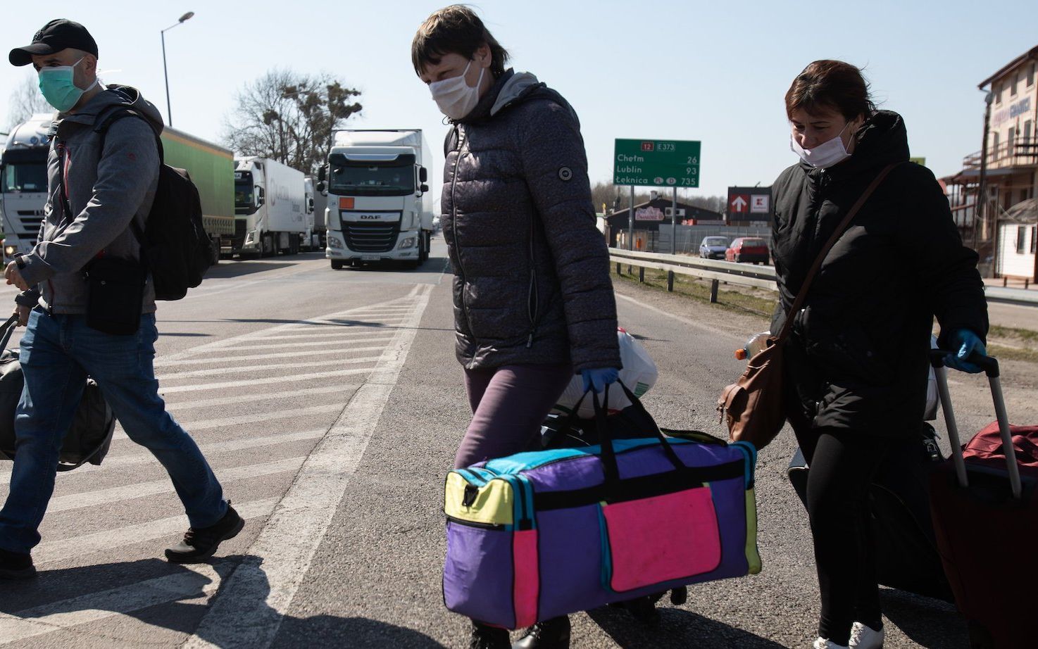 06.04.2020 Dorohusk . Przejscie graniczne z Ukraina . Ukraincy podczas powortow na Ukraine przed zamknieciem przejsc pieszych przez Ukraina od godziny 23 00 czasu polskiego w zwiazku z epidemia koronawirusa . Przekroczenie granicy dla Ukraincow bedzie mozliwe jedynie samochodem . Dla obcokrajowcow utrzymany jest calkowity zakaz wjazdu na teren Ukrainy .
Fot. Jakub Orzechowski / Agencja Wyborcza.pl
