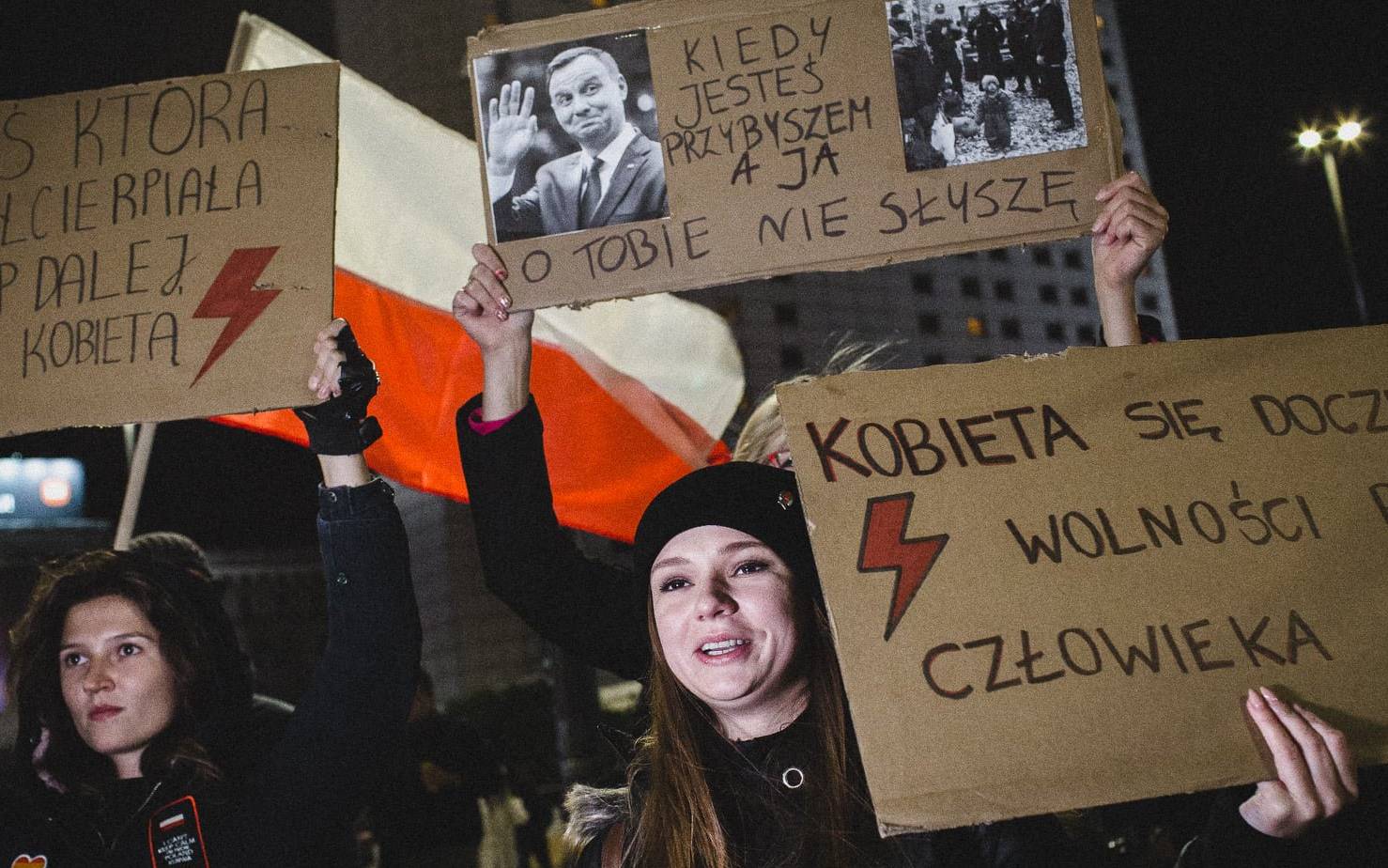 Grafika do artykułu Demonstracje w rok po decyzji TK Julii Przyłębskiej: "Nie smucimy się, tylko bierzemy się do roboty"