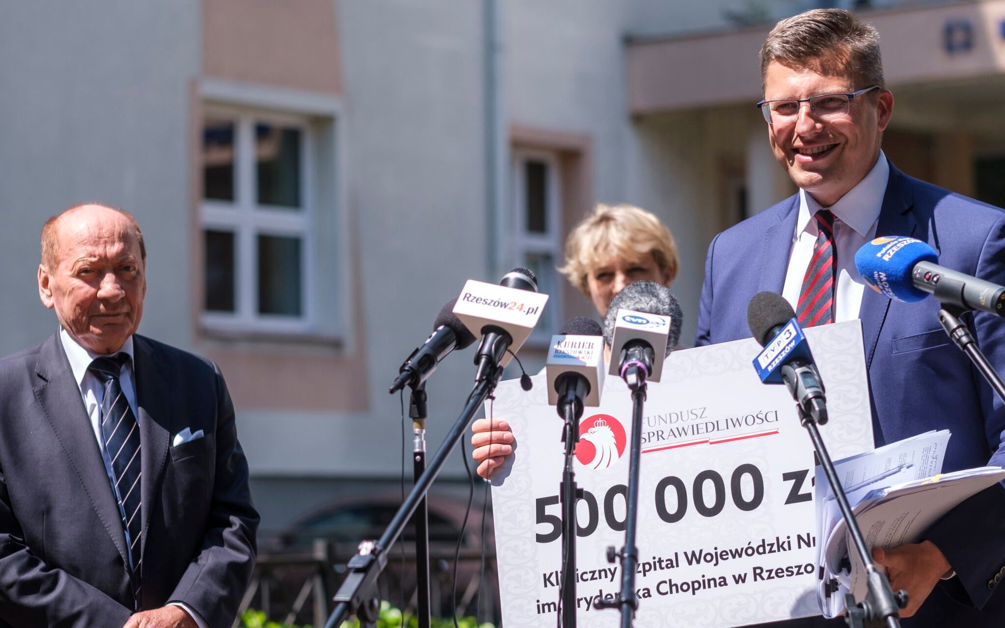 08.06.2021 Rzeszow , ul Szopena , Kliniczny Szpital Wojewodzki nr 1 im Fryderyka Chopina . Wiceminister sprawiedliwosci , kandydat na urzad prezydenta miasta Rzeszowa Marcin Warchol i byly prezydent miasta Rzeszowa Tadeusz Ferenc podczas przekazania dla szpitala 500 000 zl z Funduszy Sprawiedliwosci na zakup potrzebnego sprzeu dla szpitala .
Fot. Patryk Ogorzalek / Agencja Gazeta