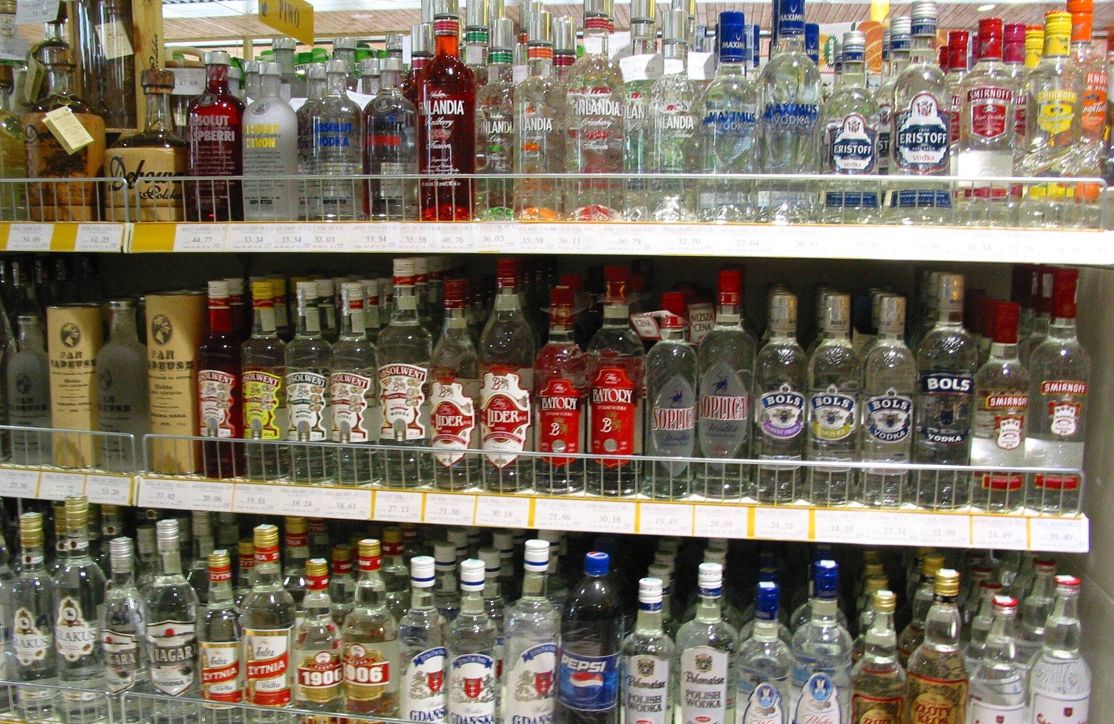półki sklepowe pełne alkoholu
