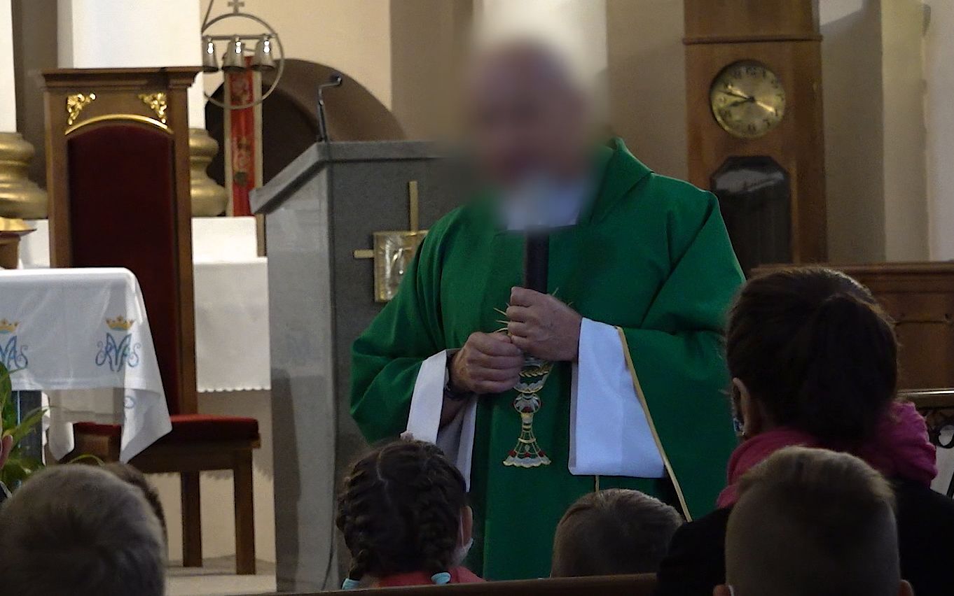 Grafika do artykułu Ksiądz od lat oskarżany o molestowanie jest proboszczem i uczy dzieci. Byliśmy u niego z kamerą