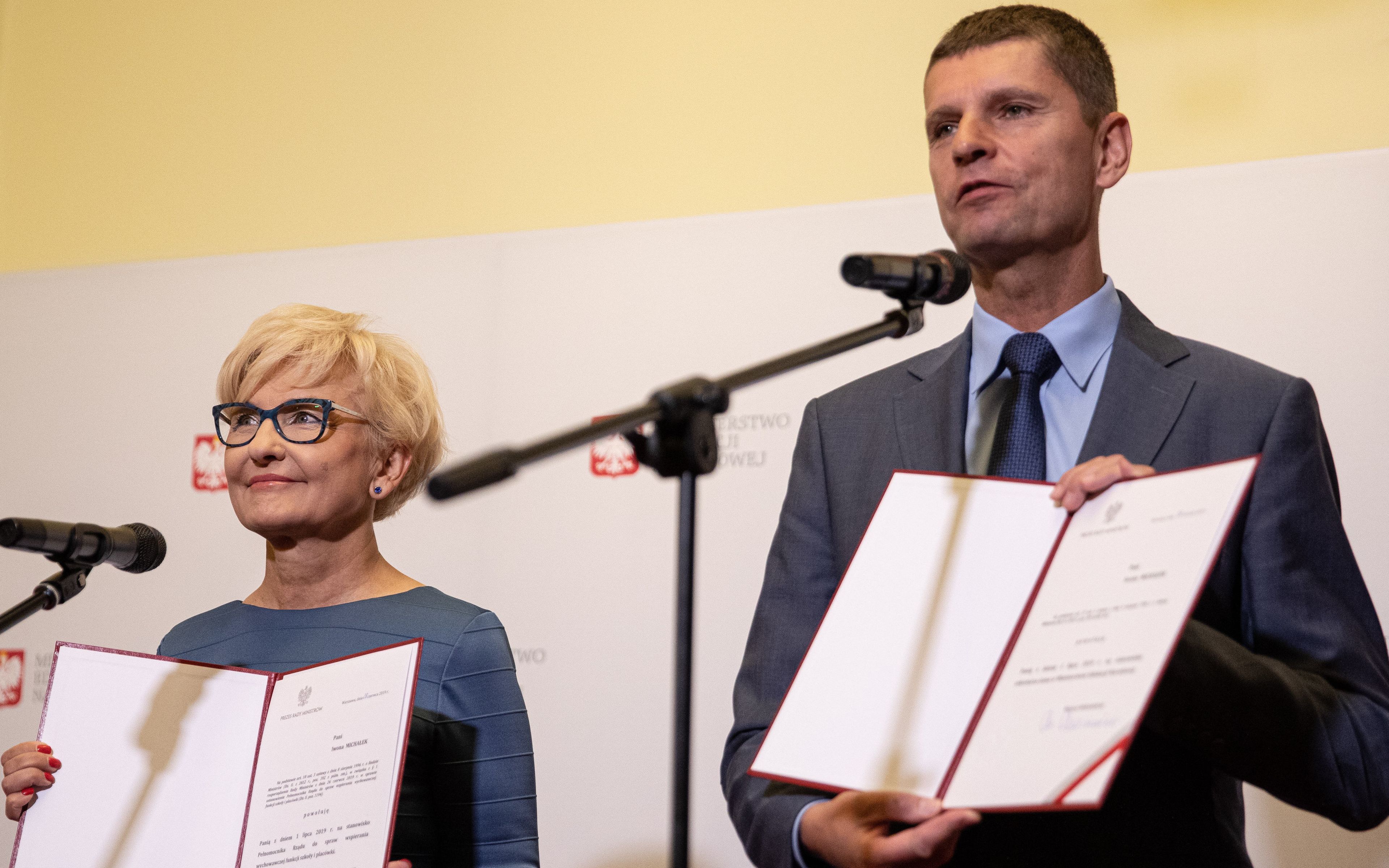 02.07.2019 Warszawa , aleja Szucha 25 . (Od lewej): Pelnomocnik Rzadu ds Wychowawczej Funkcji Szkoly i Placowki Iwona Michalek i Minister Edukacji Narodowej Dariusz Piontkowski podczas konferencji prasowej . 
Fot. Dawid Zuchowicz / Agencja Gazeta