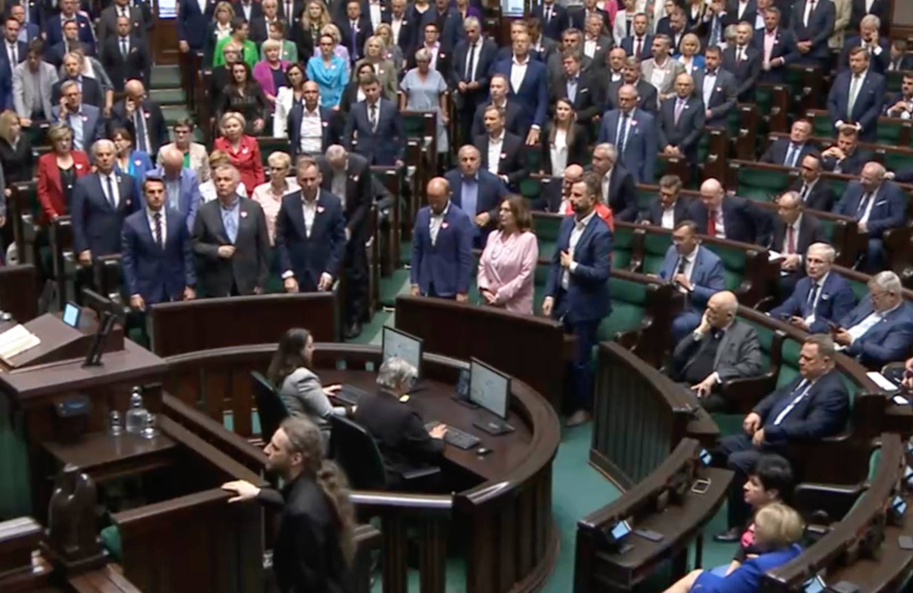 Część Sejmu stoi a część siedzi