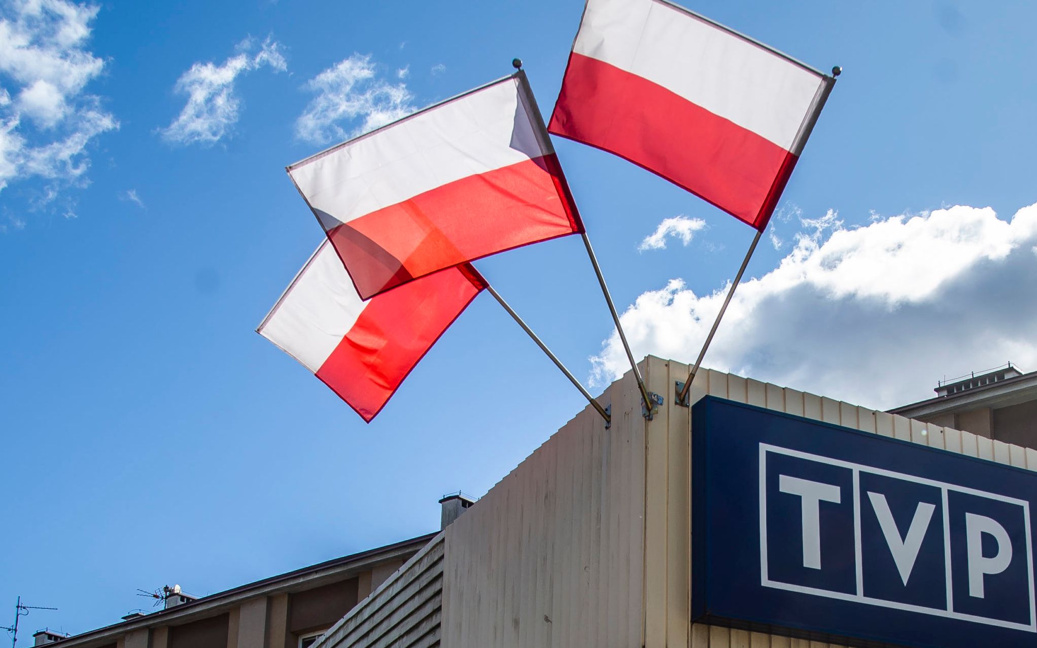 18.04.2020  Bialystok . Flagi bialo czerwone polskie narodowe - budynek telewizji TVP regionalnej .
Fot. Agnieszka Sadowska / Agencja Gazeta. *** Local Caption *** .