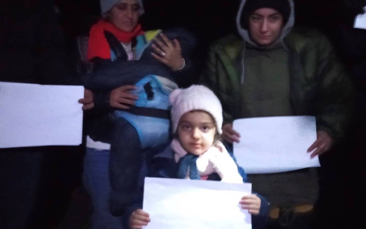 Grafika do artykułu "No Belarus!" - proszą Irakijczycy z dwójką maleńkich dzieci. OKO.press świadkiem