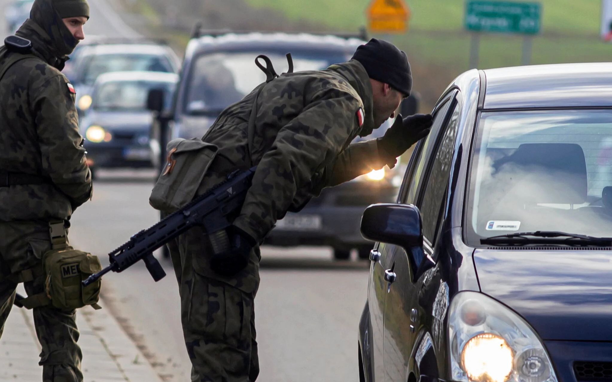 12.11.2021 okolica Stara Kamionka  Wojsko obrony terytorialnej patrol na drodze sprawdza pojazdy i kto w nich jedzie w poszukiwaniu uchodzcow i przemytnikow ludzi .
Fot. Agnieszka Sadowska/ Agencja Wyborcza.pl.