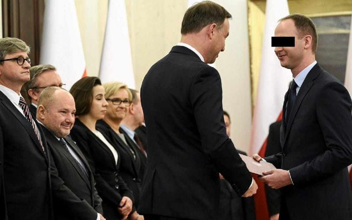 Grafika do artykułu Były szef KNF za kratkami, czyli jak PiS próbuje rozbroić bombę