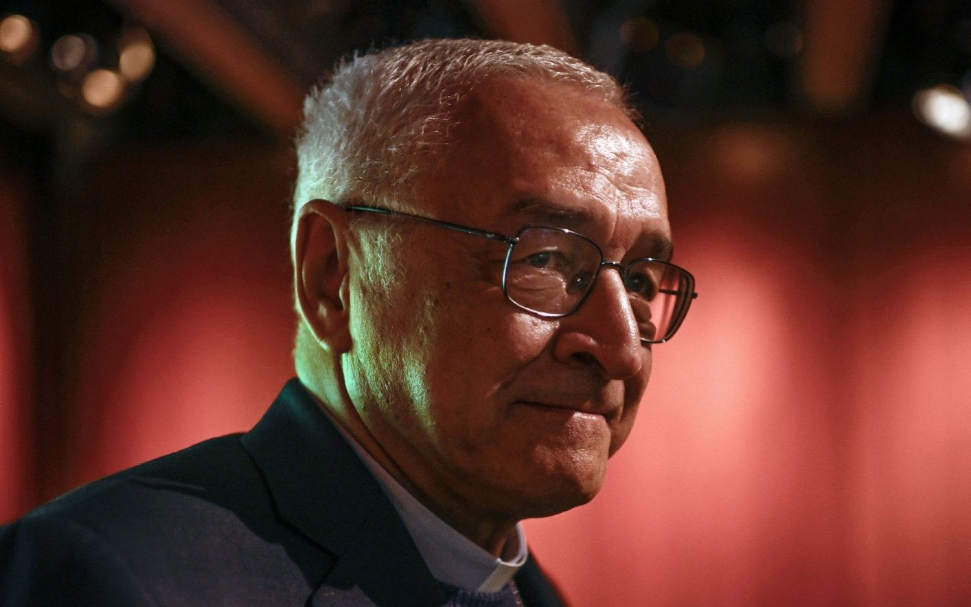 Biskup Jose Ornelas Carvalho, zbliżenie twarzy, zaciśniete zęby