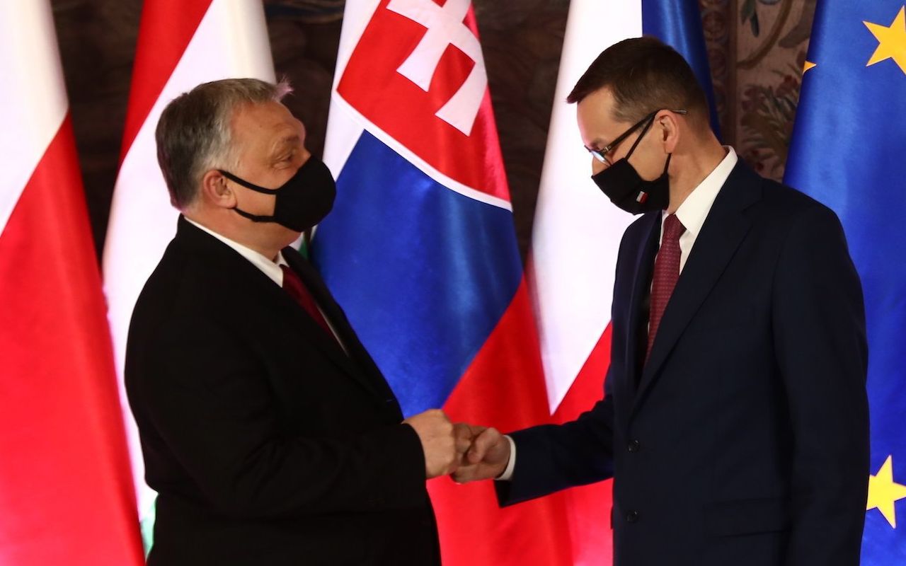 17.02.2021 Krakow , Wawel . Premier RP Mateusz Morawiecki (p) i premier Wegier Viktor Orban (l) podczas powitania uczestnikow spotkania premierow panstw Grupy Wyszehradzkiej . 
Fot. Jakub Porzycki / Agencja Gazeta