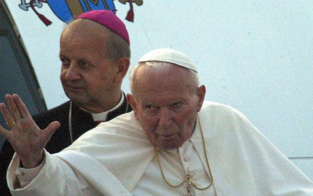 19.08.2002 KRAKOW - IX PIELGRZYMKA PAPIEZA 
LOTNISKO BALICE POZEGNANIE I ODLOT PAPIEZA 
JAN PAWEL II ;  OJCIEC SWIETY ; PAPIEZ 
N/Z ABP STANISLAW DZIWISZ 
FOT.WOJCIECH OLKUSNIK / AGENCJA  GAZETA