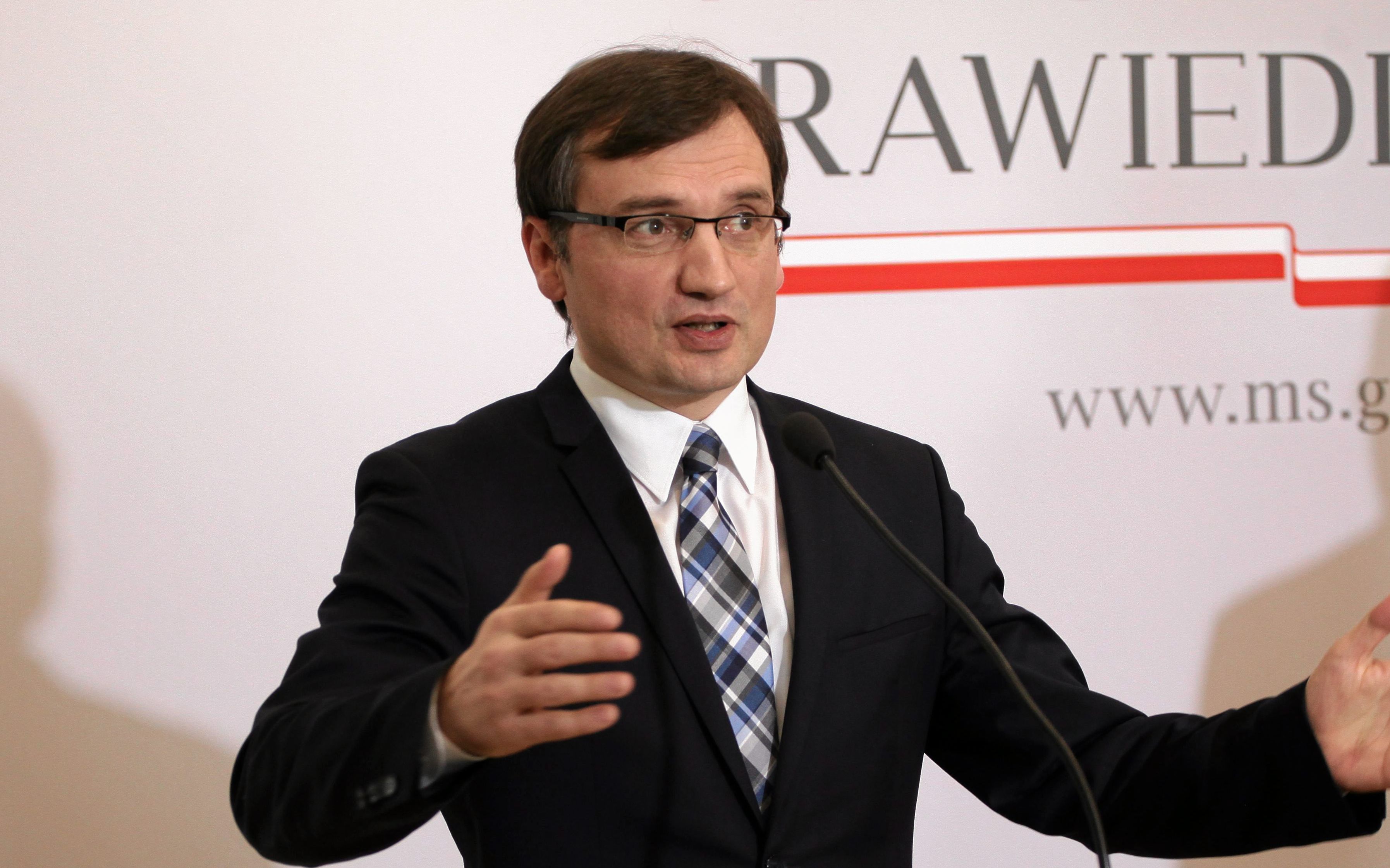 04.04.2016 Warszawa , pl . Na Rozdrozu . Ministerstwo sprawiedliwosci . Minister Zbigniew Ziobro podczas konferencji  prasowej w odpowiedzi na poranna konferencje Grzegorza Schetyny o wszczeciu sledztwa wobec prezesa Trybunalu Konstytucyjnego Andrzeja Rzeplinskigo .
Fot . Slawomir Kaminski / Agencja Gazeta