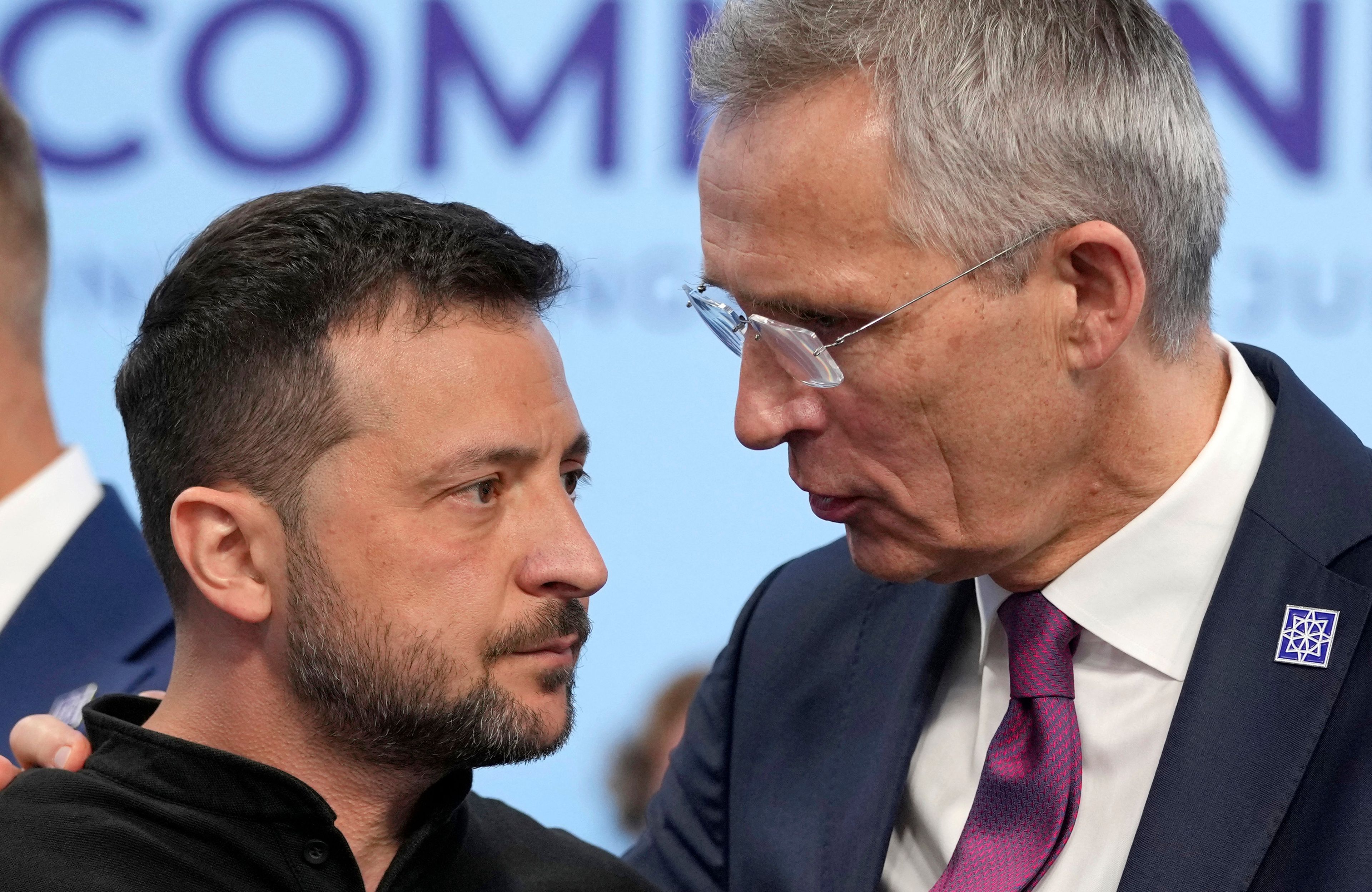 Mężczyzna w okularach obejmuje drugiego mężczyznę, mają poważne miny