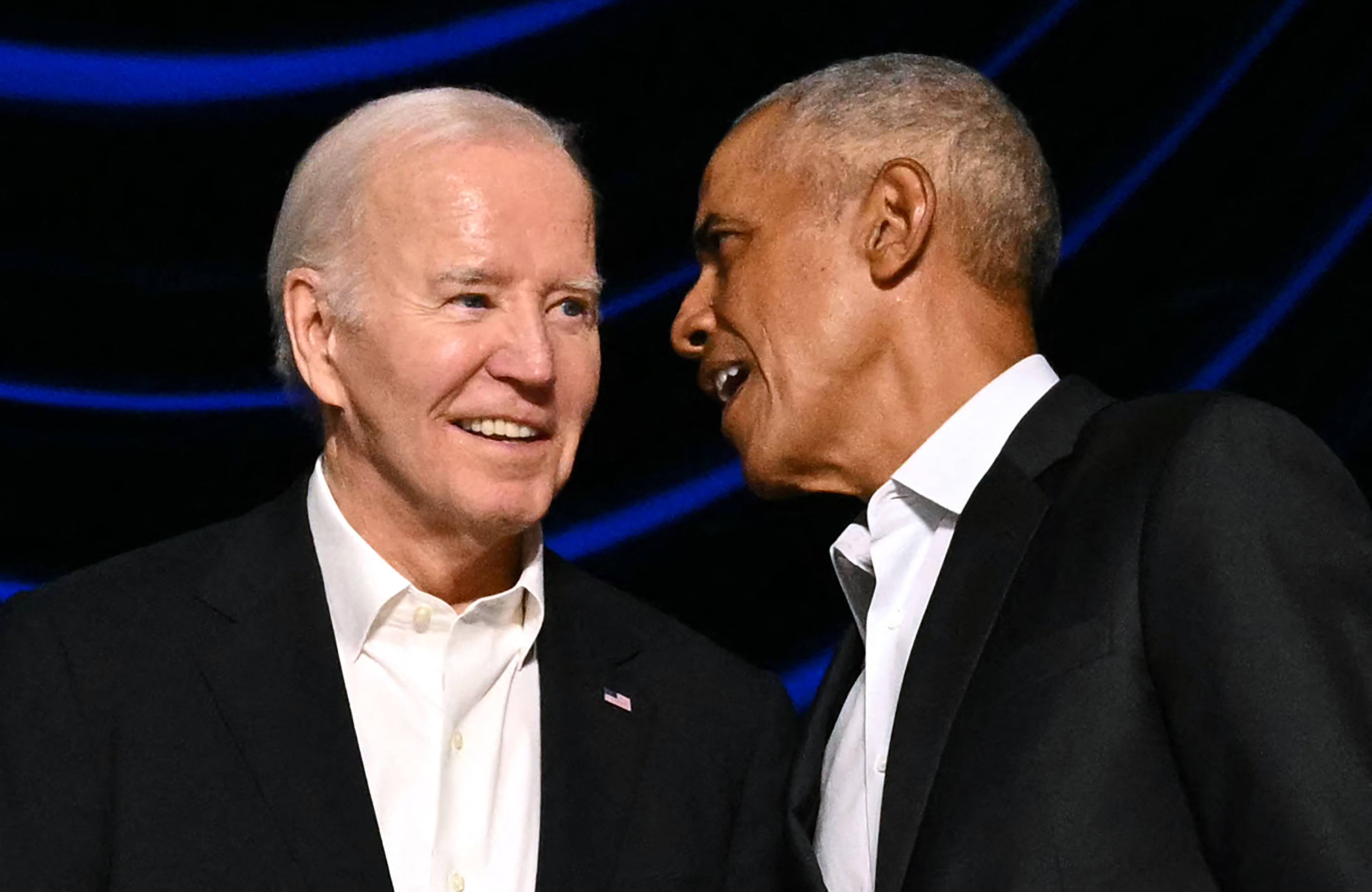 Barack Obama szepce coś do ucha Joe Bidenowi