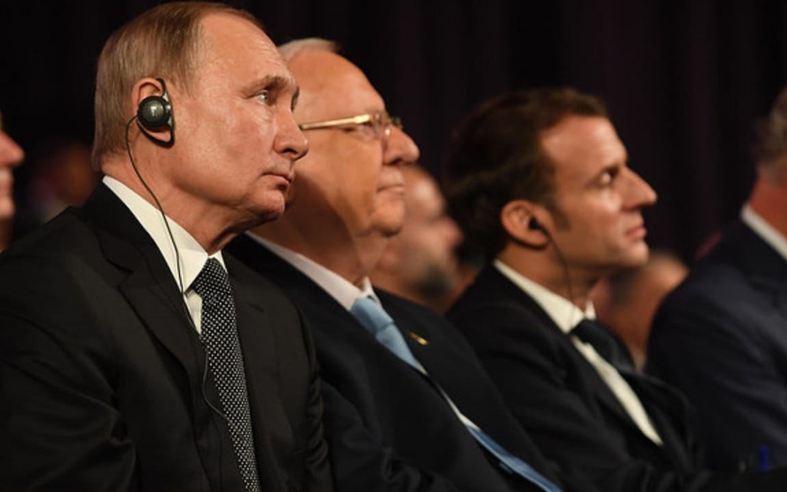 Grafika do artykułu Zapis 6 przemówień na Forum Holokaustu: od Putina do Macrona. TYLKO w OKO.press