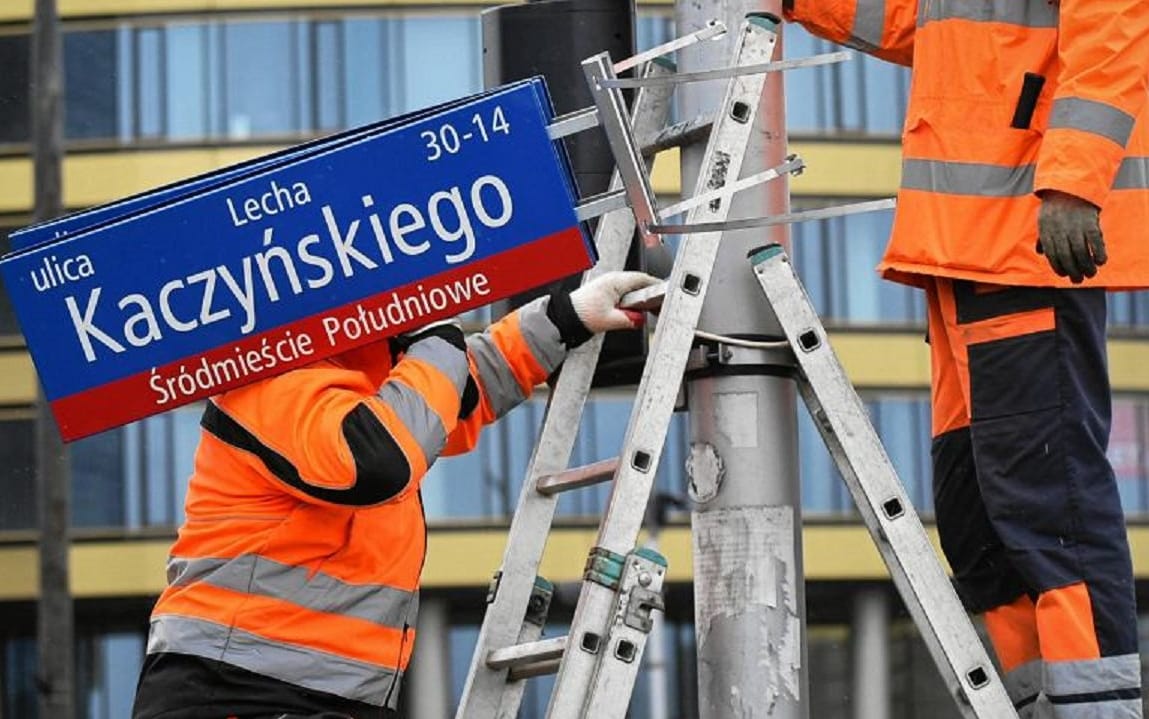 Grafika do artykułu Ale hucpa! Po klęsce w sądzie IPN apeluje o zachowanie zdekomunizowanych nazw ulic "w imię szacunku do Godła"