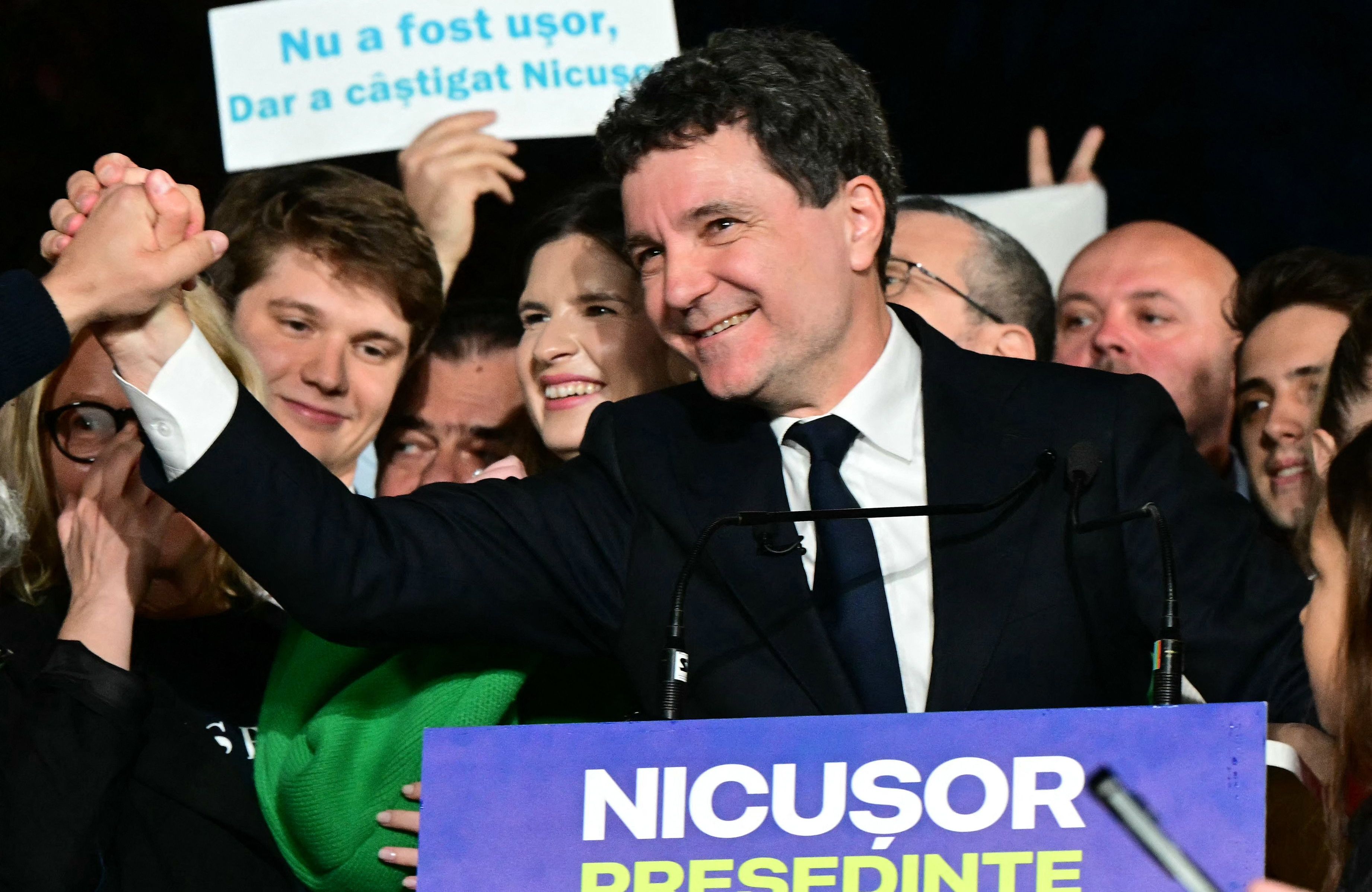Rumuński kandydat na prezydenta Nicusor Dan wita zwolenników po ogłoszeniu wyników sondaży exit poll w Bukareszcie, 18 maja 2025 r.