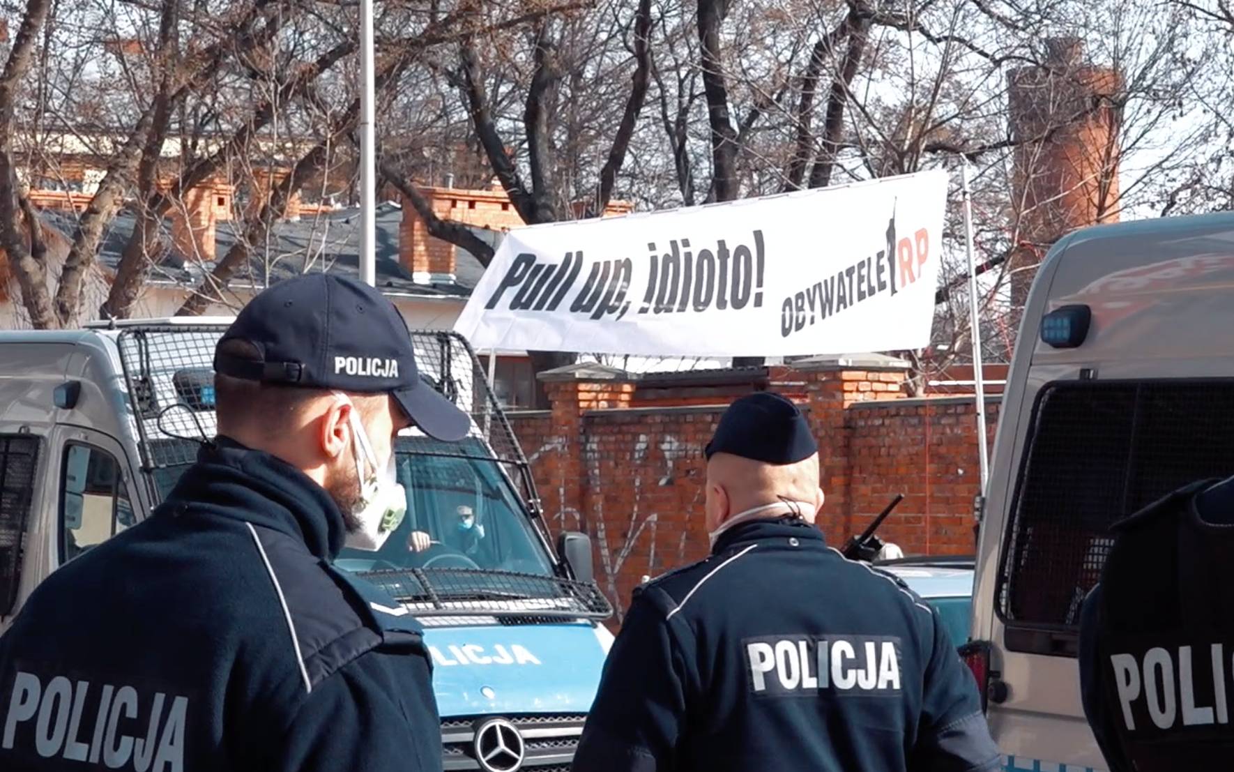 Grafika do artykułu Demonstracja pod siedzibą PiS w maseczkach i z transparentem „Pull up, idioto!”