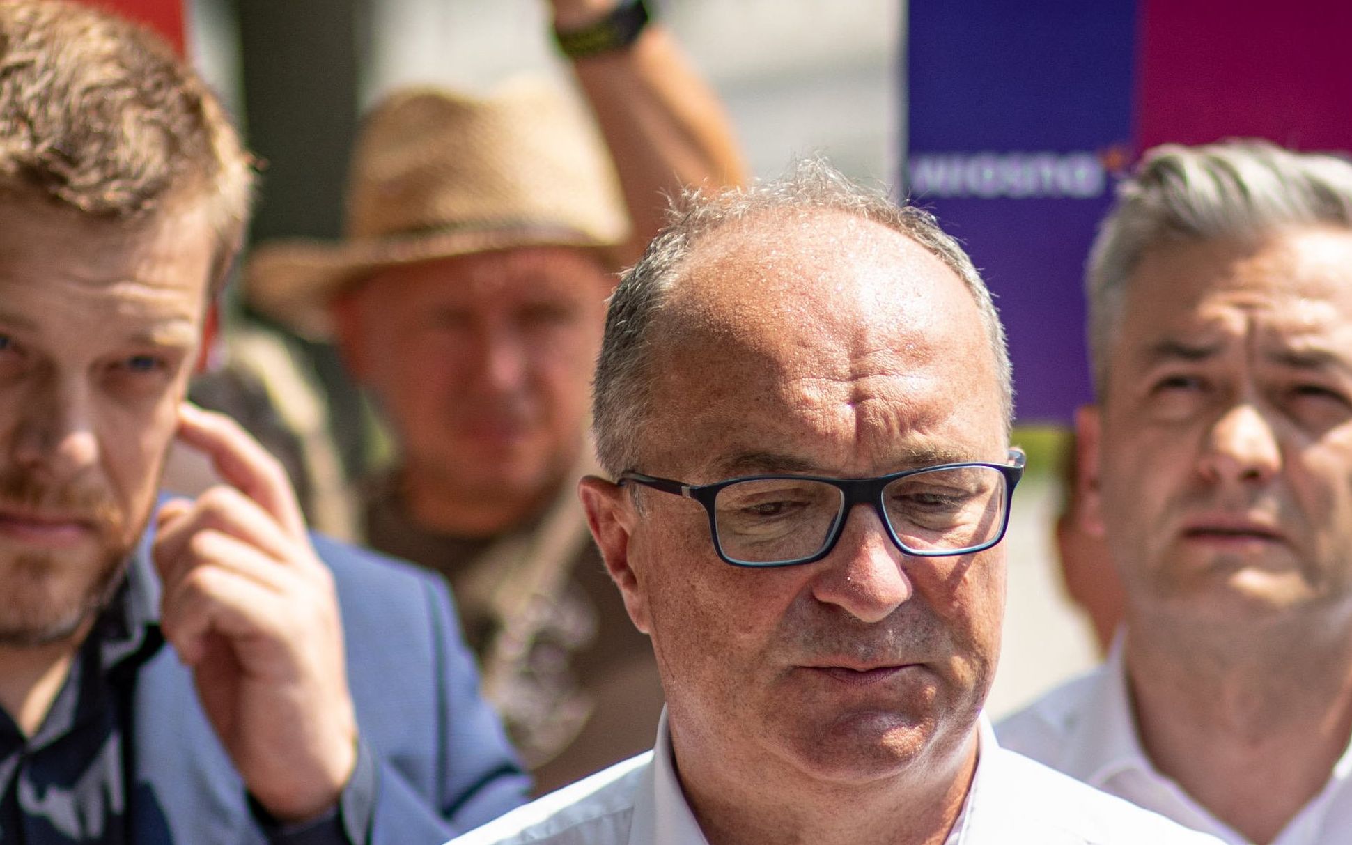 27.09.2019 Warszawa , ul. Wiejska . Lider Wiosny Robert Biedron (z prawej w drugim rzedzie) , rzeczniczka SLD Anna Maria Zukowska (p) , Adrian Zandberg z partii Lewica Razem (z lewej w drugim rzedzie) oraz przewodniczacy Sojuszu Lewicy Demokratycznej Wlodzimierz Czarzasty (c) podczas konferencji prasowej partii : Wiosna , Razem i SLD . 
Fot. Dawid Zuchowicz / Agencja Gazeta