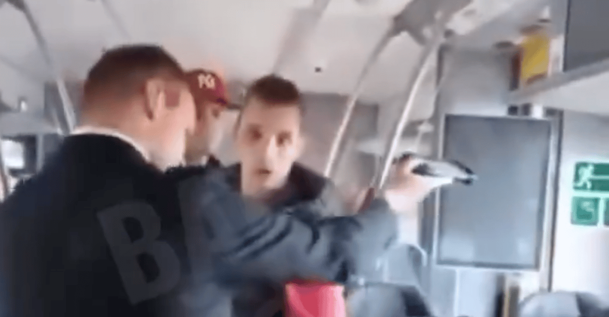 Pasażerowie wyrzucili z pociągu agresorów, którzy próbowali zaatakować 16-letniego Ukraińca