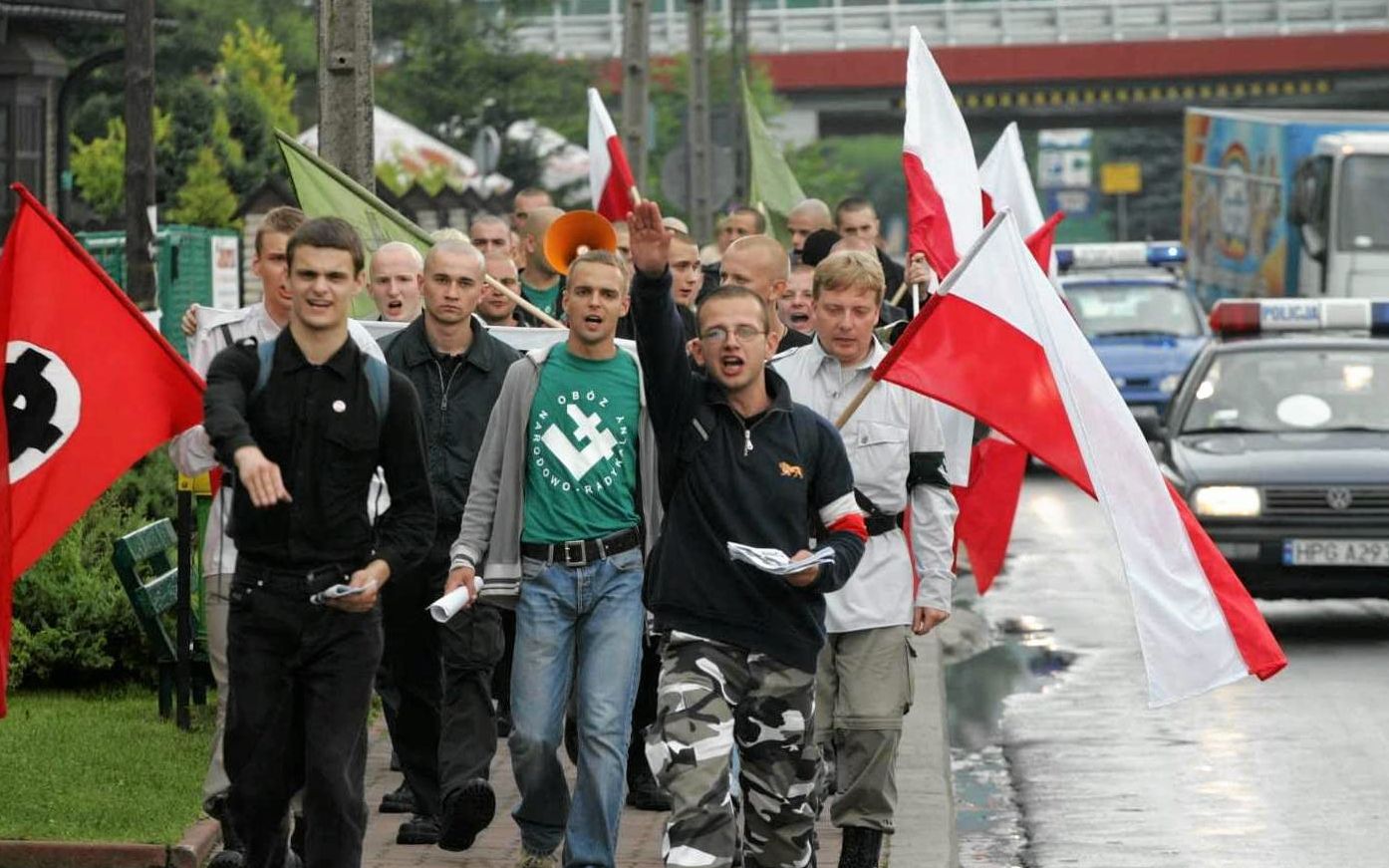 16.07.2005 MYSLENICE, MANIFESTACJA CZLONKOW OBOZU RADYKALNO NARODOWEGO - ONR - W ROCZNICE ZAMIESZEK ANRYSEMICKICH W MYSLENICACH WYWOLANYCH W 1926 ROKU PRZEZ ADAMA DOBOSZYNSKIEGO CZLONKA STRONNICTWA NARODOWEGO, N/Z SKINI, SKINHEDZI, CZLONKOWIE ONR PODCZAS MANIFESTACJI . NZ TOMASZ GRENIUCH (C) . 
FOT. ROBERT KOWALEWSKI / AGENCJA GAZETAA