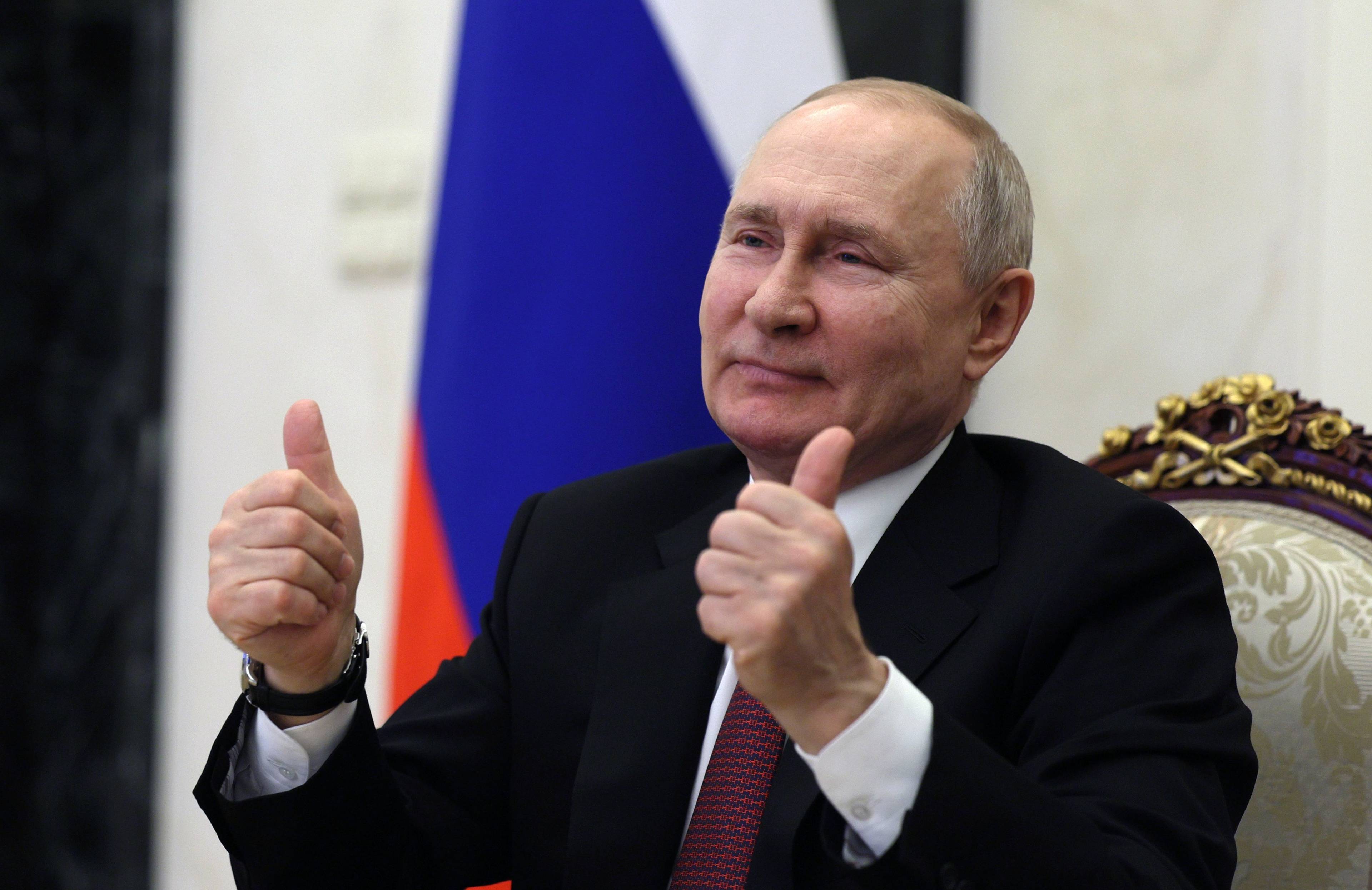 Putin podnosi kciuki do góry