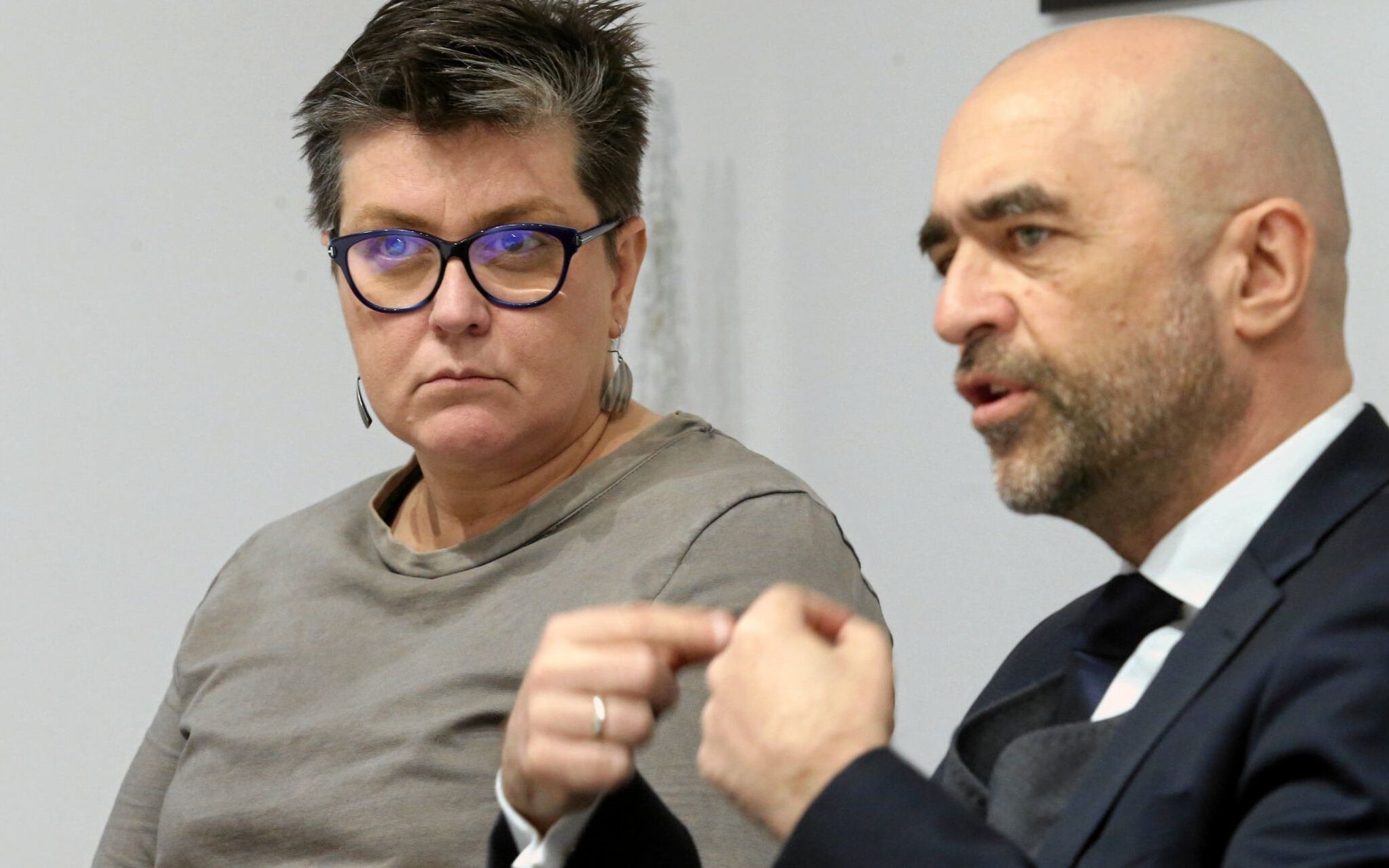 13.05.2019  Warszawa . Od lewej: Elzbieta Podlesna , pelnomocnik mecenas Radoslaw Baszuk podczas konferencji prasowej o rzeczywistym przebiegu akcji w Plocku i kulisach zatrzymania Elzbiety Podlesnej przez policje . 
Fot . Kuba Atys / Agencja Gazeta