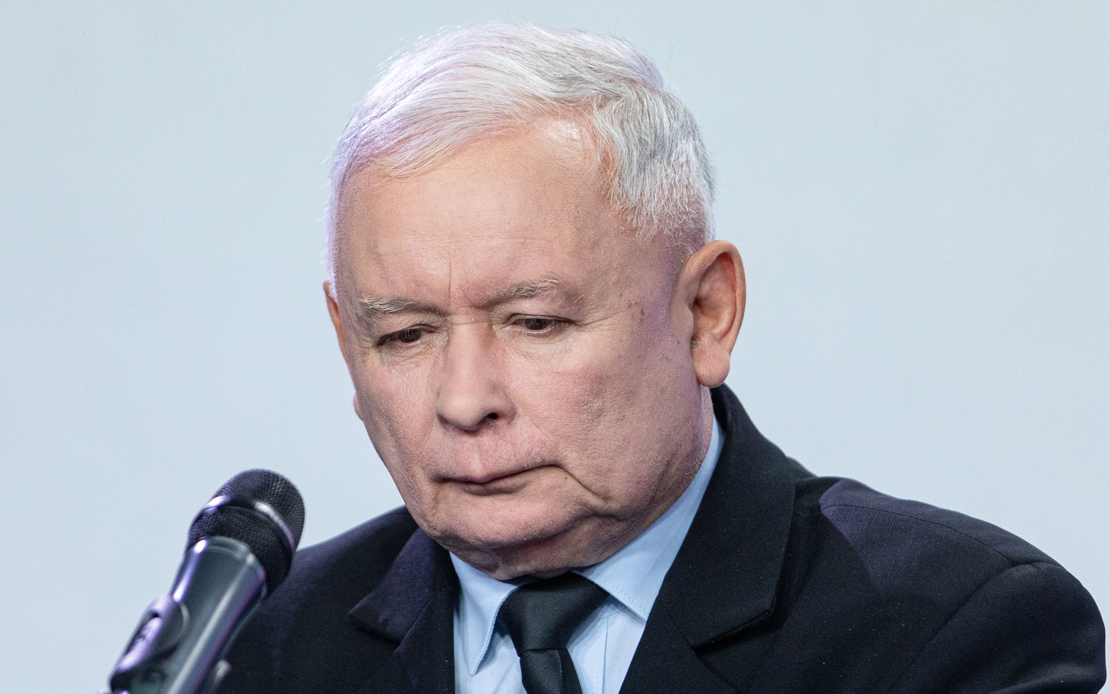07.10.2019 Warszawa , ul. Nowogrodzka 84/86 , siedziba Prawa i Sprawiedliwosci . Prezes Prawa i Sprawiedliwosci Jaroslaw Kaczynski podczas wspolnego oswiadczenia z premierem Mateuszem Morawieckim zapowiedzial , ze w ciagu pierwszych 100 dni zostana uchwalone ustawy albo przygotowane programy rzadowe dot. malego ZUS , 13 i 14 emerytury , pakietu kontrolnych badan profilaktycznych , budowy 100 obwodnic i planu dojscia do rownych doplat dla rolnikow. 
Fot. Dawid Zuchowicz / Agencja Gazeta
