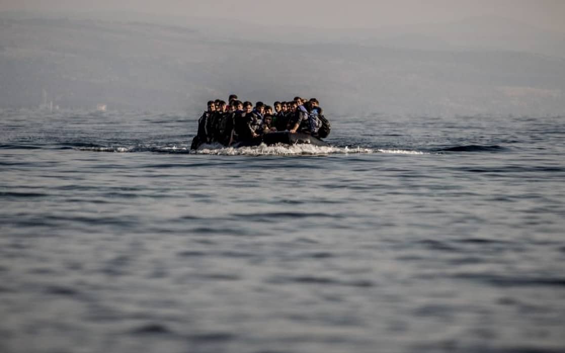 Grafika do artykułu Pływający mur na wodach Grecji, zasieki w polskich lasach i prawo do azylu. UE wciąż w rozkroku