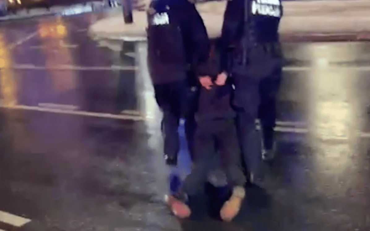 Grafika do artykułu Strajk Kobiet obrzucił policję śnieżkami, ta odpowiedziała gazem. 11 zatrzymanych [RELACJA WIDEO]