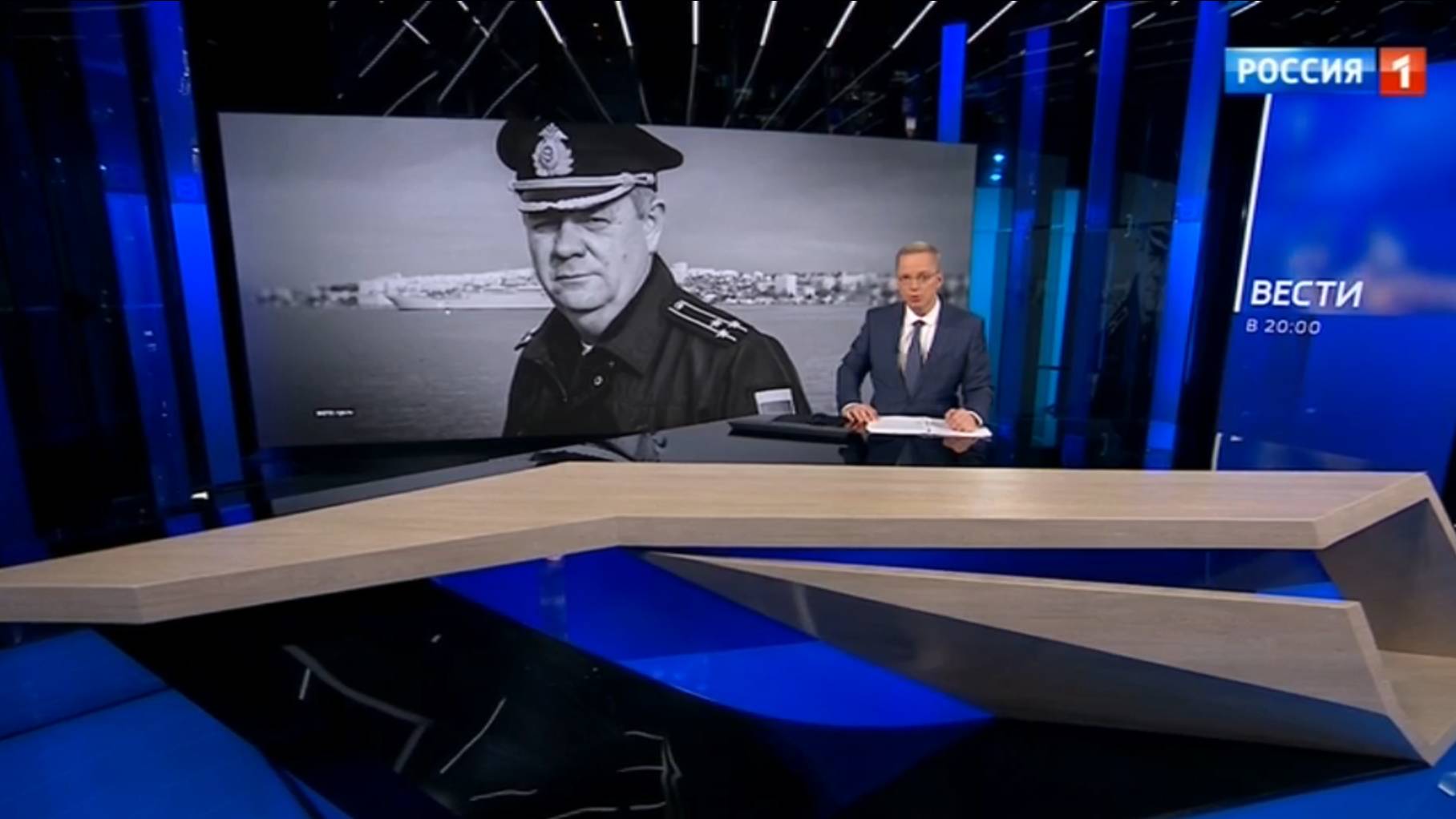 Żałobne zdjęcie oficera na ekranie w studiu rosyjskiej telewizji