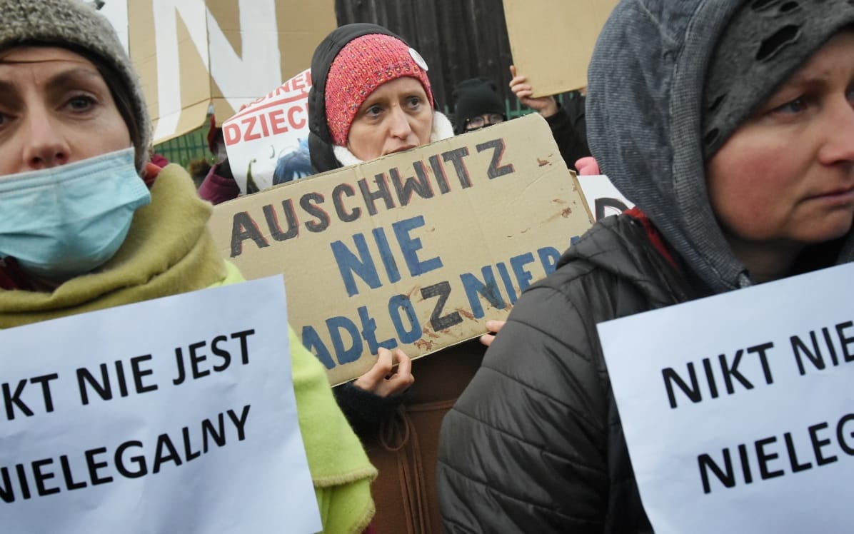 Grafika do artykułu „Miejsce dzieci nie jest w lesie". Kwaśniewska i Komorowska na manifestacji w Michałowie