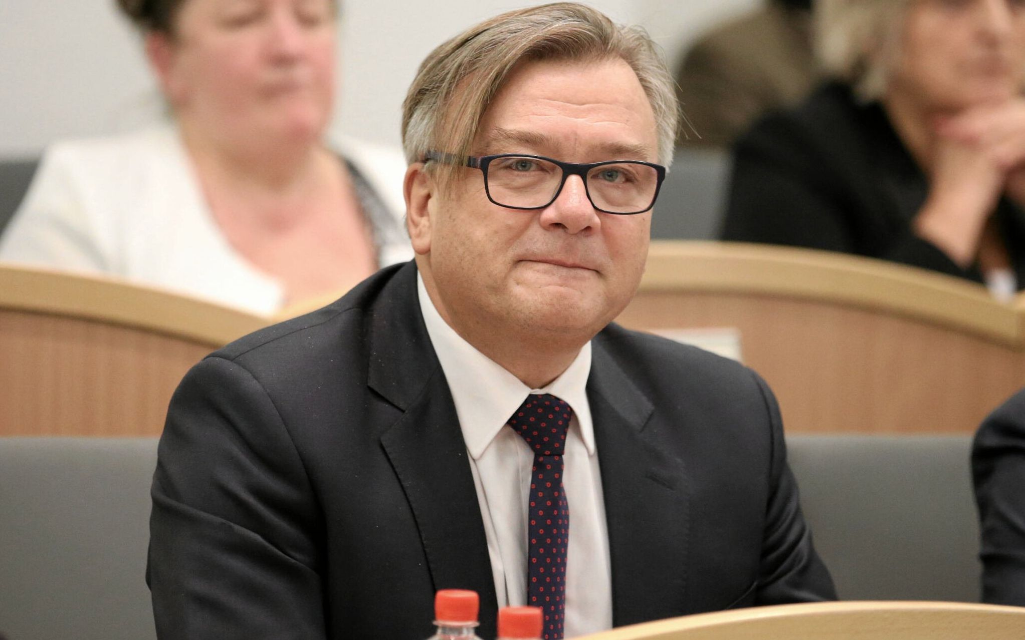 23.11.2018 Szczecin , Sejmik Wojewodztwa Zachodniopomorskiego . Radny Artur Lacki ( L z kreska , a z kreska ) podczas pierwszej Sesji Sejmiku Wojewodztwa Zachodniopomorskiego VI kadencji .
Fot. Cezary Aszkielowicz / Agencja Gazeta