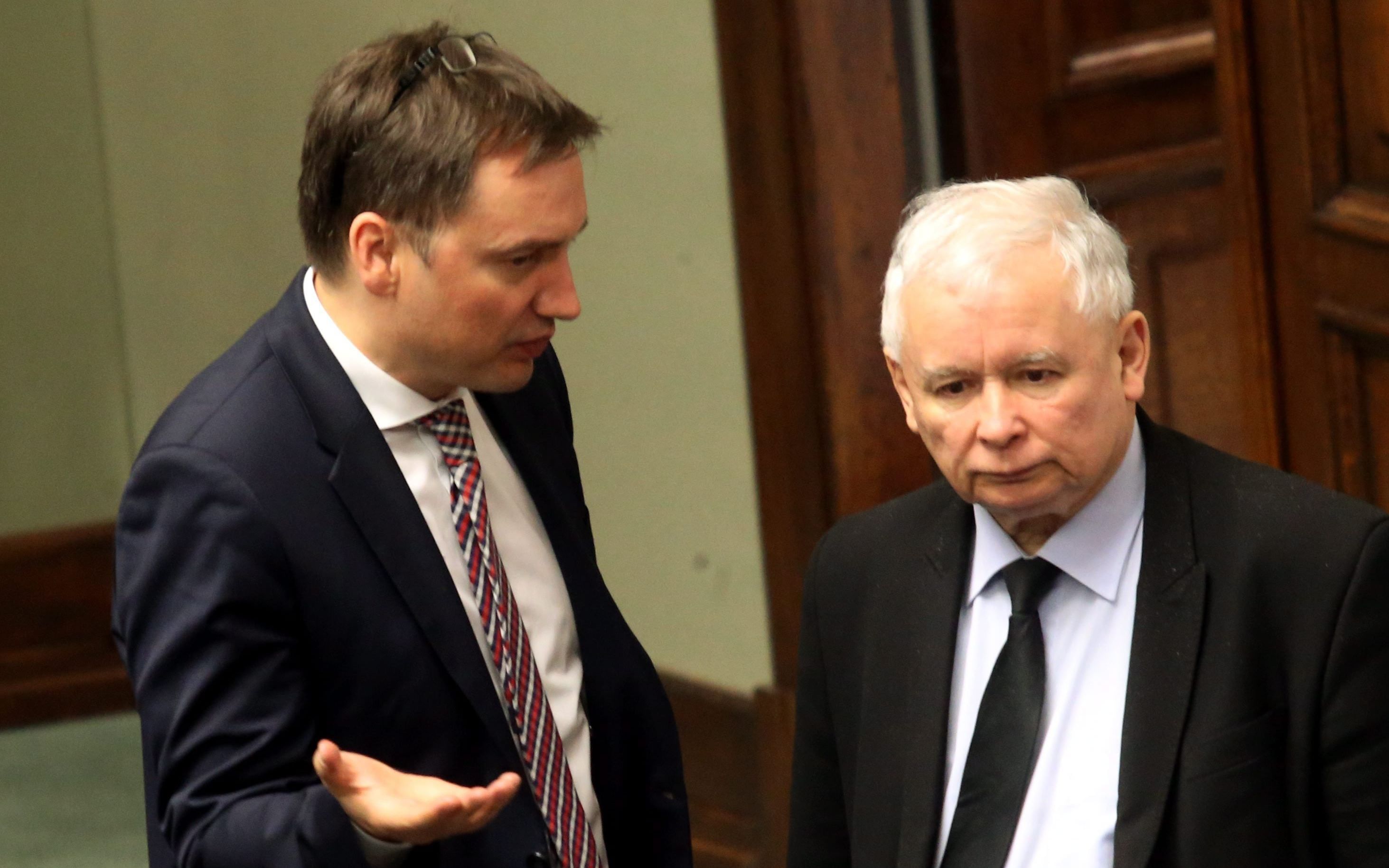 20.05.2016  Warszawa , Sejm . Poslowie PIS Zbigniew Ziobro, Jaroslaw Kaczynski podczas debaty po przemowieniu premier Beaty Szydlo przedstawiajacej informacje rzadu ws. komunikatu Komisji Europejskiej dotyczacego sytuacji w Polsce
Fot. Kuba Atys / Agencja Gazeta