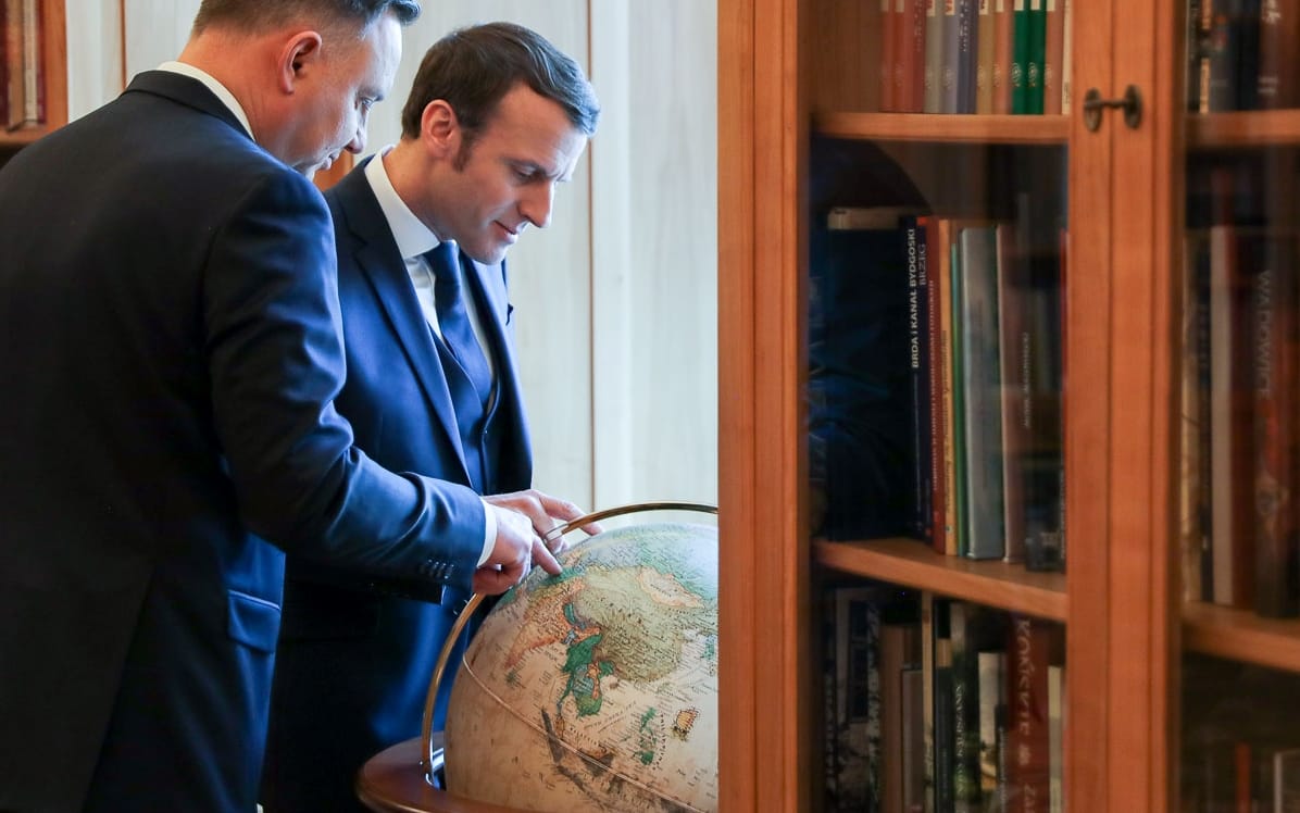 Grafika do artykułu We Francji poczułem się obywatelem gorszej Europy. A słowo [Macrona] stało się szczepionką