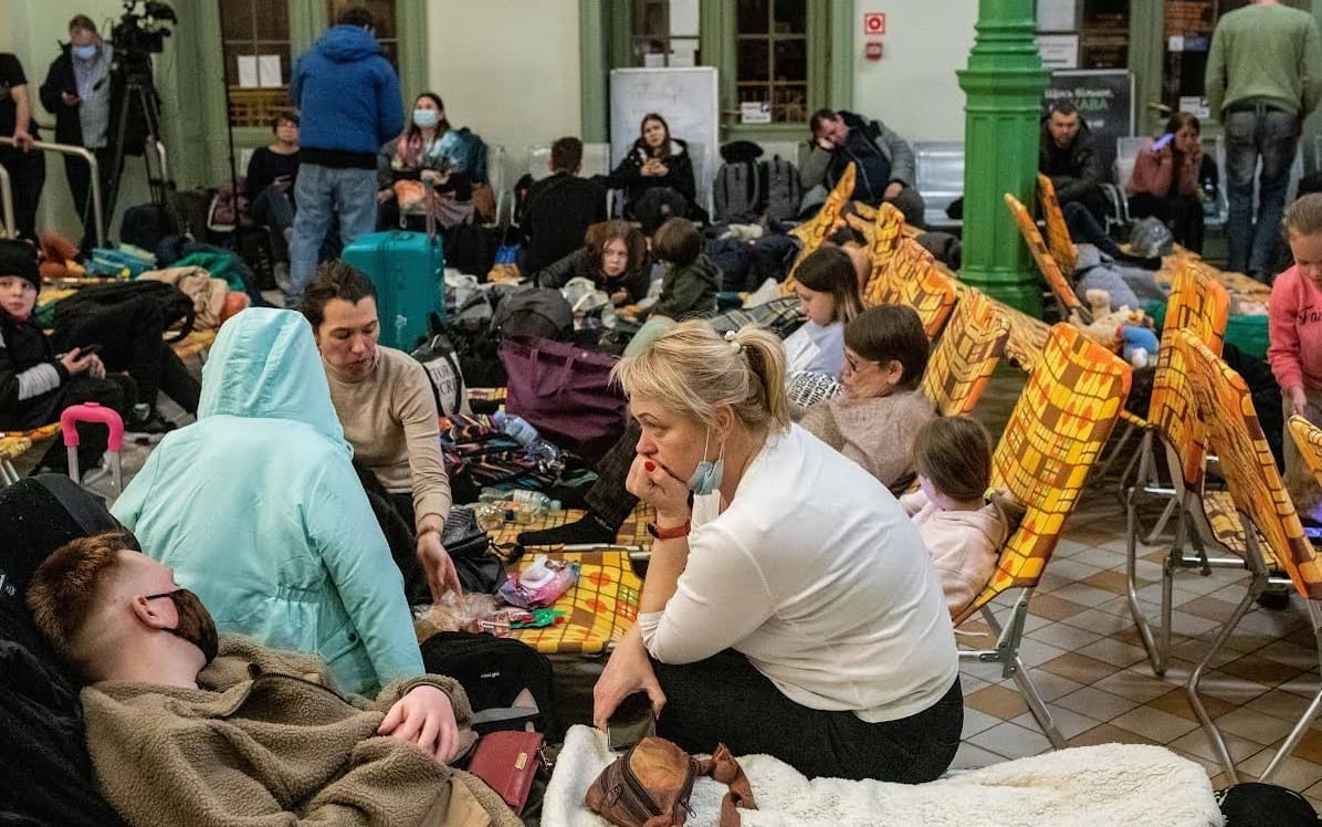 Grafika do artykułu Jak wiozłem matkę z trójką dzieci i teściową z granicy. Długo milczeliśmy, aż...