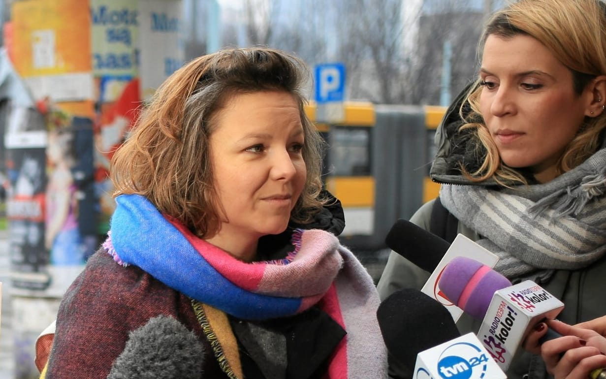01.02.2018 Warszawa , Aleje Jerozolimskie . Bilboard proaborcyjny " Nie jestes sama " .  ( L ) Natalia Broniarczyk i ( P ) Karolina Wieckiewicz maszwybor.net , Aborycyjny Dream Team tour podczas konferencji prasowej . 
Fot. Agata Grzybowska / Agencja Gazeta