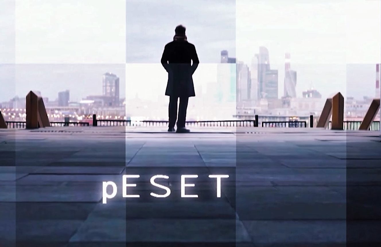 Sylwetka mężczyzny patrzącego na miasto, u dołu napis Reset