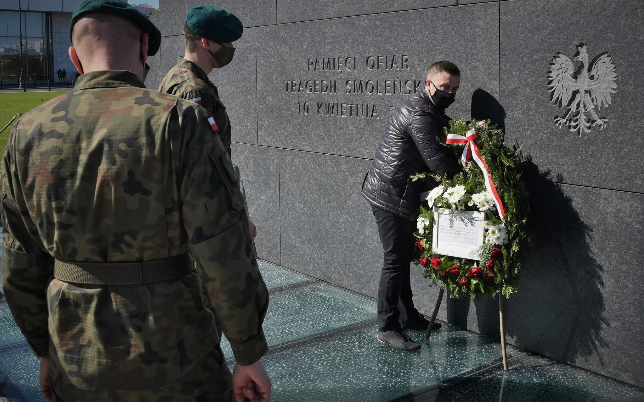 Grafika do artykułu Wieniec nie znieważa pomnika smoleńskiego. Sąd uniewinnił aktywistę