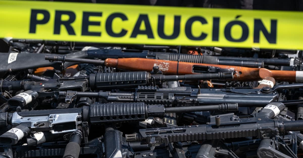 Handel bronią i zbrodnie wojenne. Oto jak rządy i firmy unikają odpowiedzialności [ROZMOWA]