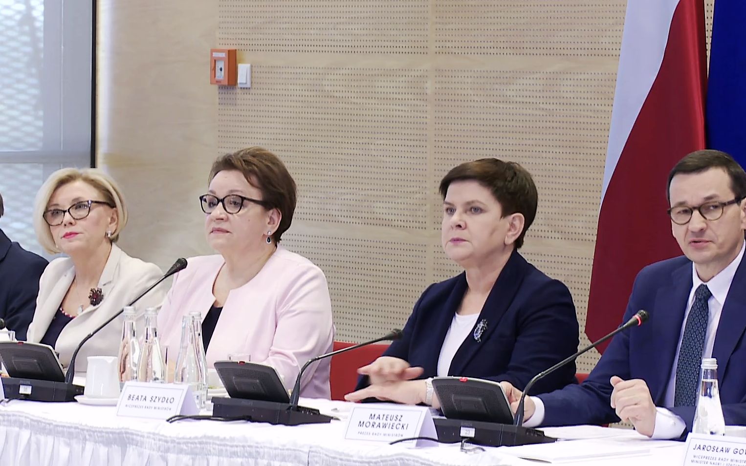 Grafika do artykułu Cyrk na Narodowym. Morawiecki nie chce dolewać do dziurawego baku edukacji. A kto podziurawił?