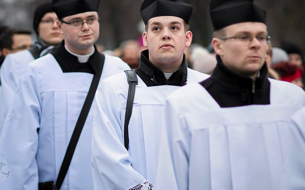 09.03.2016 Bialystok , ul. Poleska . Klerycy podczas drogi krzyzowej do Sanktuarium Milosierdzia Bozego w 27. rocznice wykolejenia sie pociagu przewozacego chlor . Wierni uwazaja , ze doszlo wowczas do ocalenia miasta ( trujaca substancja nie wydostala sie z cystern ) .
Fot. Marcin Onufryjuk / Agencja Wyborcza.pl