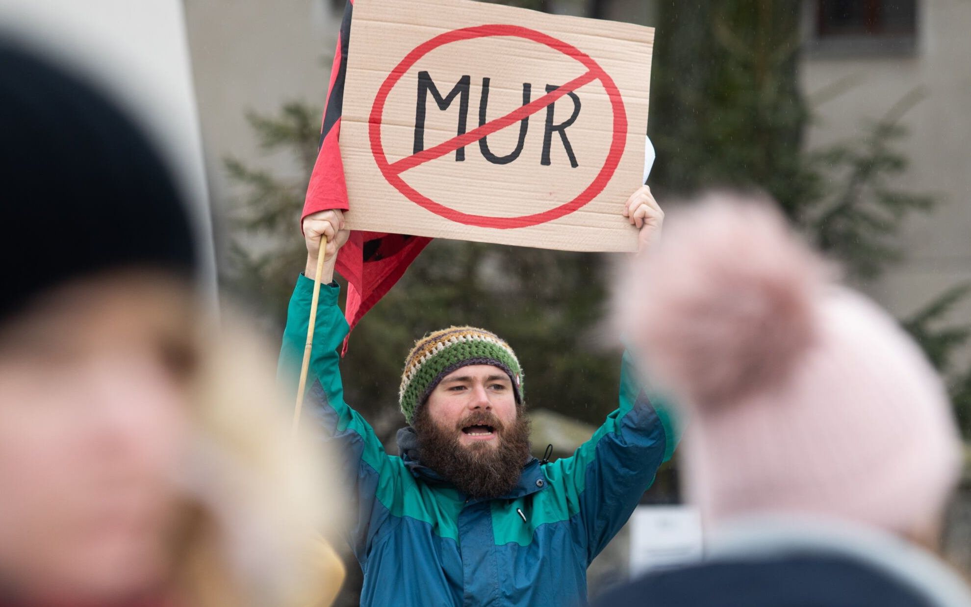 06.02.2022 Lublin , plac Litewski . Protest '' Nie dla Muru '' organizacji Extincion Rebellion przeciwko budowie muru na granicy polsko - bialoruskiej . 
Fot. Jakub Orzechowski / Agencja Wyborcza.pl
