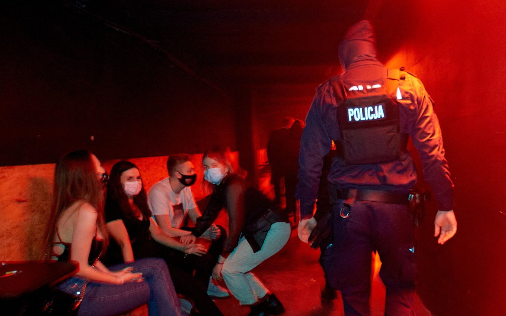 01.02.2021 , Poznan , Klub Hah . Mimo obostrzen epidemii koronawirusa klub zorganizowal impreze , na ktorej zjawilo sie ponad 100 osob . Na miejscu kontrole podjeli pracownicy SANEPID w asyscie policji , oraz funkcjonariusze Kontroli Skarbowej . 
Fot. Lukasz Cynalewski / Agencja Gazeta
